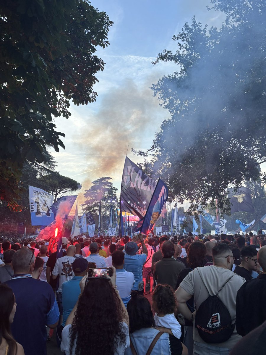 cris7117's tweet photo. @BrigataLazio @IXgennaio1900 ‘Noi siamo i 30 di Catanzaro e i 30k di un amore infinito 🤍🩵’ https://t.co/OkbDvYCvQY