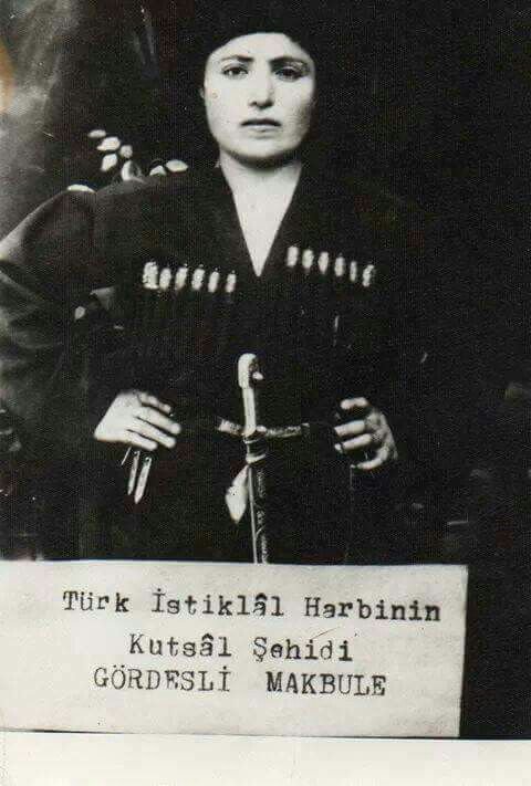 gulhatunmedya's tweet photo. Gelinliğini çıkardı, saçlarını kazıttı, dağlarda şehit düştü.

Henüz birkaç aylık evliyken Kurtuluş Savaşı'nda eşiyle birlikte dağlara gidip düşmanla çarpışarak şehit düşen Gördesli Makbule 🇹🇷 https://t.co/Jp0IZW8Det