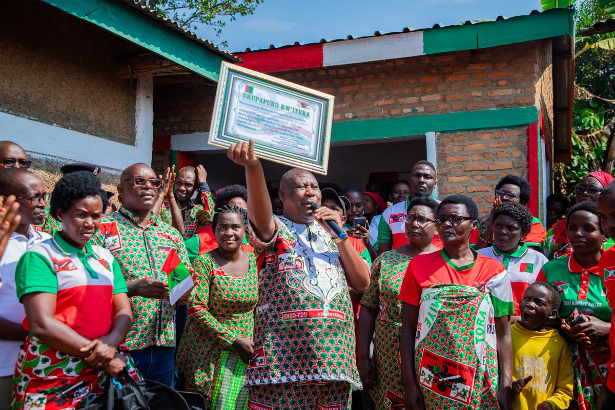 CnddFddGitega's tweet photo. 1/2:Komine #Nyabihanga yo muntara ya #Gitega ihejeje gushimirwa kuba ishoboye kwubaka inzu z'abahoze kurugamba 10 mu misi 100 gusa, 
ivyo nivyo bikorwa vyaranze  ugusozera ukwinjira inzu z'abahoze kurugamba zubatswe n'abagumyabanga biyo komine 
@CnddFdd @IntumwaNews https://t.co/gkY3ggYRb6