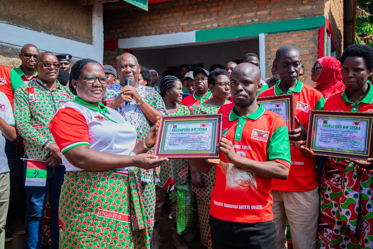 CnddFddGitega's tweet photo. 1/2:Komine #Nyabihanga yo muntara ya #Gitega ihejeje gushimirwa kuba ishoboye kwubaka inzu z'abahoze kurugamba 10 mu misi 100 gusa, 
ivyo nivyo bikorwa vyaranze  ugusozera ukwinjira inzu z'abahoze kurugamba zubatswe n'abagumyabanga biyo komine 
@CnddFdd @IntumwaNews https://t.co/gkY3ggYRb6