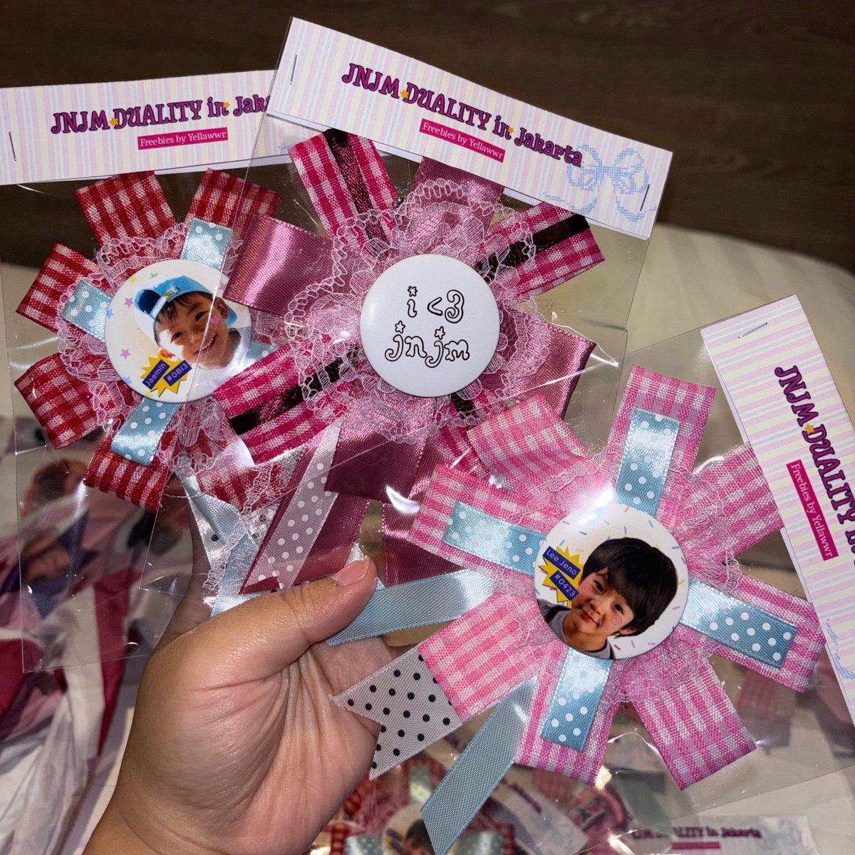 Yellawwr's tweet photo. ⋆. 𐙚˚࿔ Ribbon Rosette Freebies for JNJM DUALITY in Jakarta 𝜗𝜚˚⋆
by @Yellawwr 

🗓️ Sunday, 5th July 2026 (DAY 2)
📍 Tennis Indoor Senayan

p.s. this was made with love, so please cherish it by not selling it 🫶 https://t.co/cf56BHnfq5
