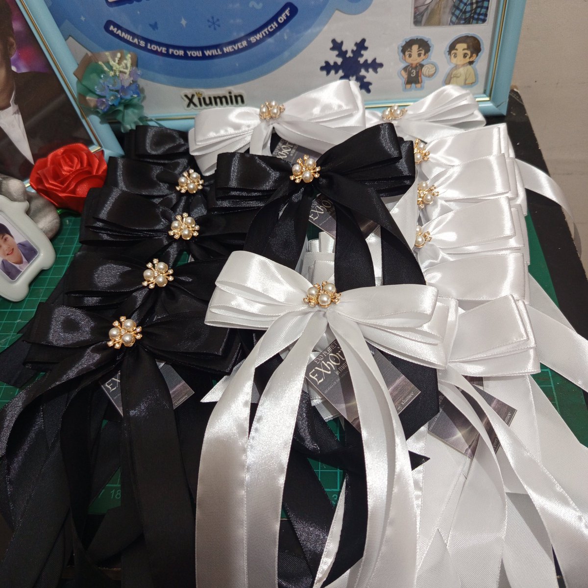 xiumee's tweet photo. Fansupport  for #EXhOrizonInManila 
 
Sana magustuhan and gamitin nyo...
Around MOA area lang ako,alam nyo na kapag Ante na,madali na mapagod 😁
See bukas L's...Beauty rest ng bongga everyone 👋👋👋

May mga pogi na naman sa Pinas 😍

#EXO #엑소
@weareoneEXO https://t.co/HLKFaVwOPP