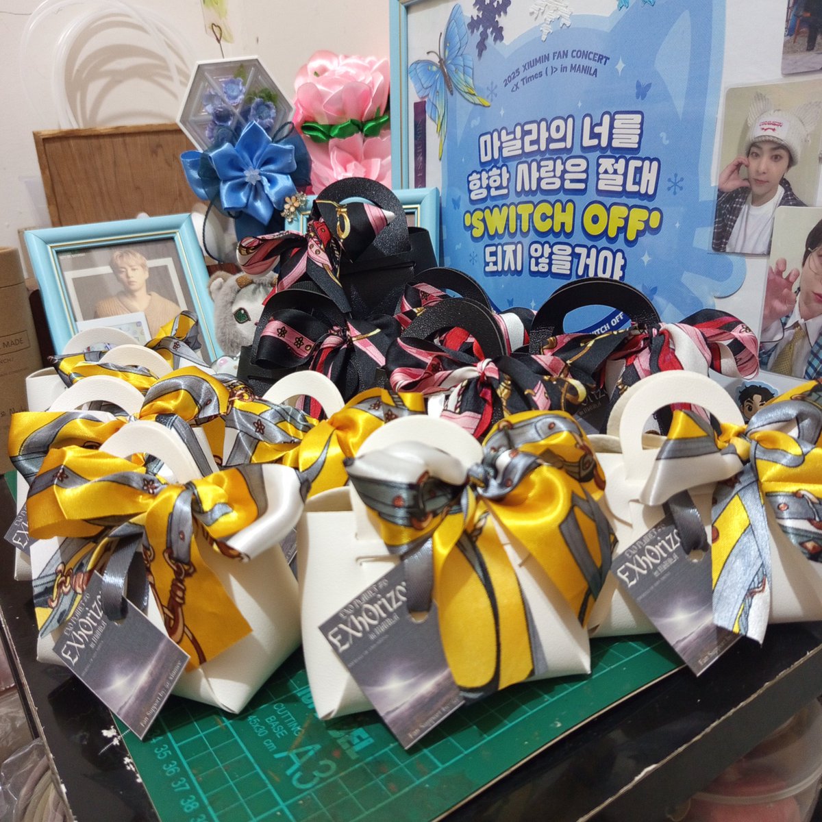 xiumee's tweet photo. Fansupport  for #EXhOrizonInManila 
 
Sana magustuhan and gamitin nyo...
Around MOA area lang ako,alam nyo na kapag Ante na,madali na mapagod 😁
See bukas L's...Beauty rest ng bongga everyone 👋👋👋

May mga pogi na naman sa Pinas 😍

#EXO #엑소
@weareoneEXO https://t.co/HLKFaVwOPP