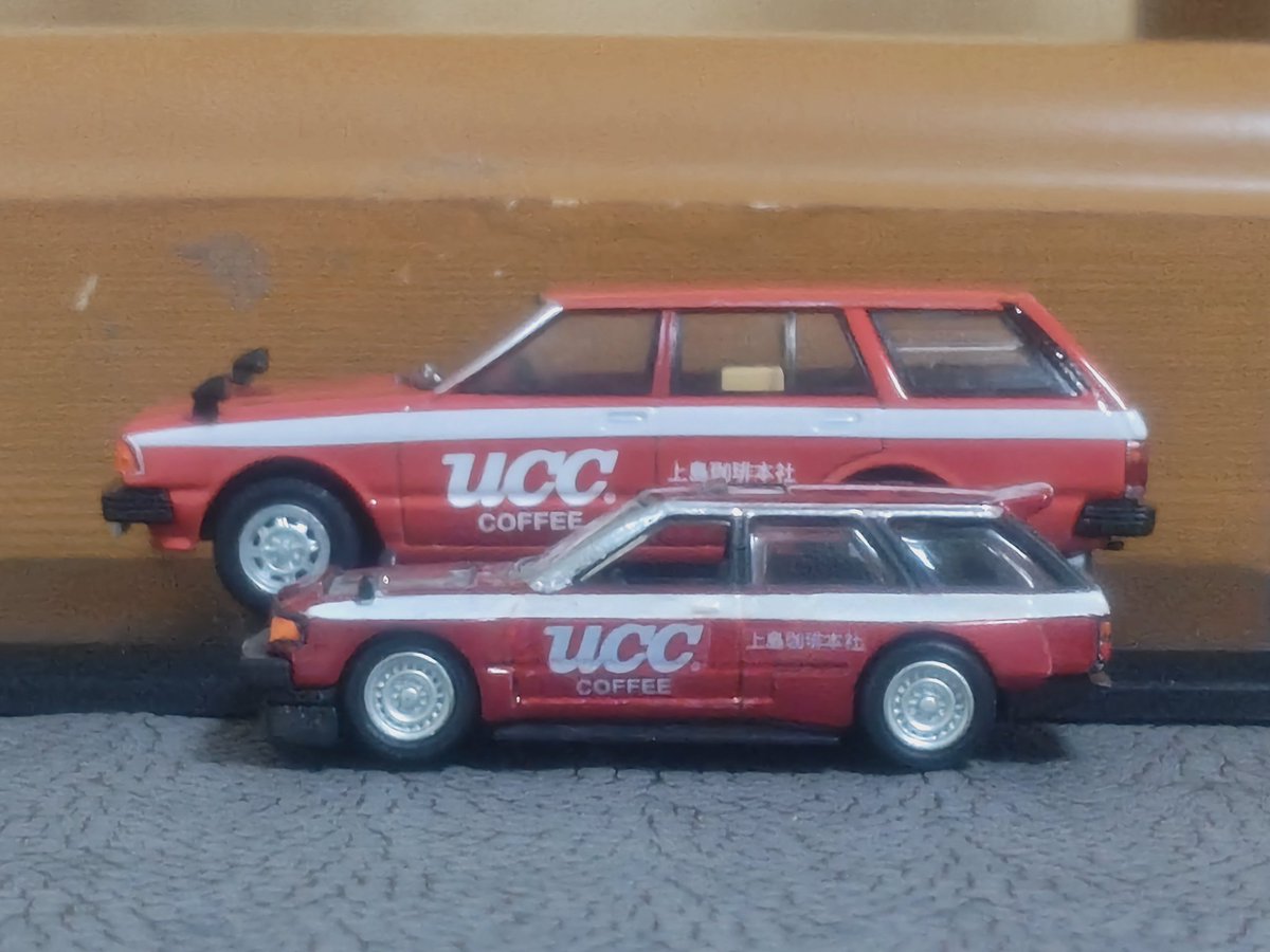 cr4ec4's tweet photo. @tomicahotwheel 仲間発見！
トミカ持ってないので、デザイン元にしたアシェットのヤツと一緒に。
自分のはチンスポ削ってそれっぽいホイールに入れ替えしました。 https://t.co/YrxHclqX5C