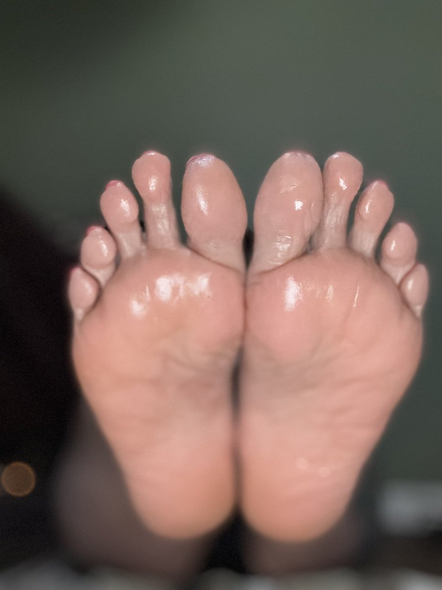 ToeFlixNChill's tweet photo. Happy oiled feet Friday 

DM for custom content #findom #feetfetish #feetworship #sellingcontent #feet https://t.co/144My6WjIG
