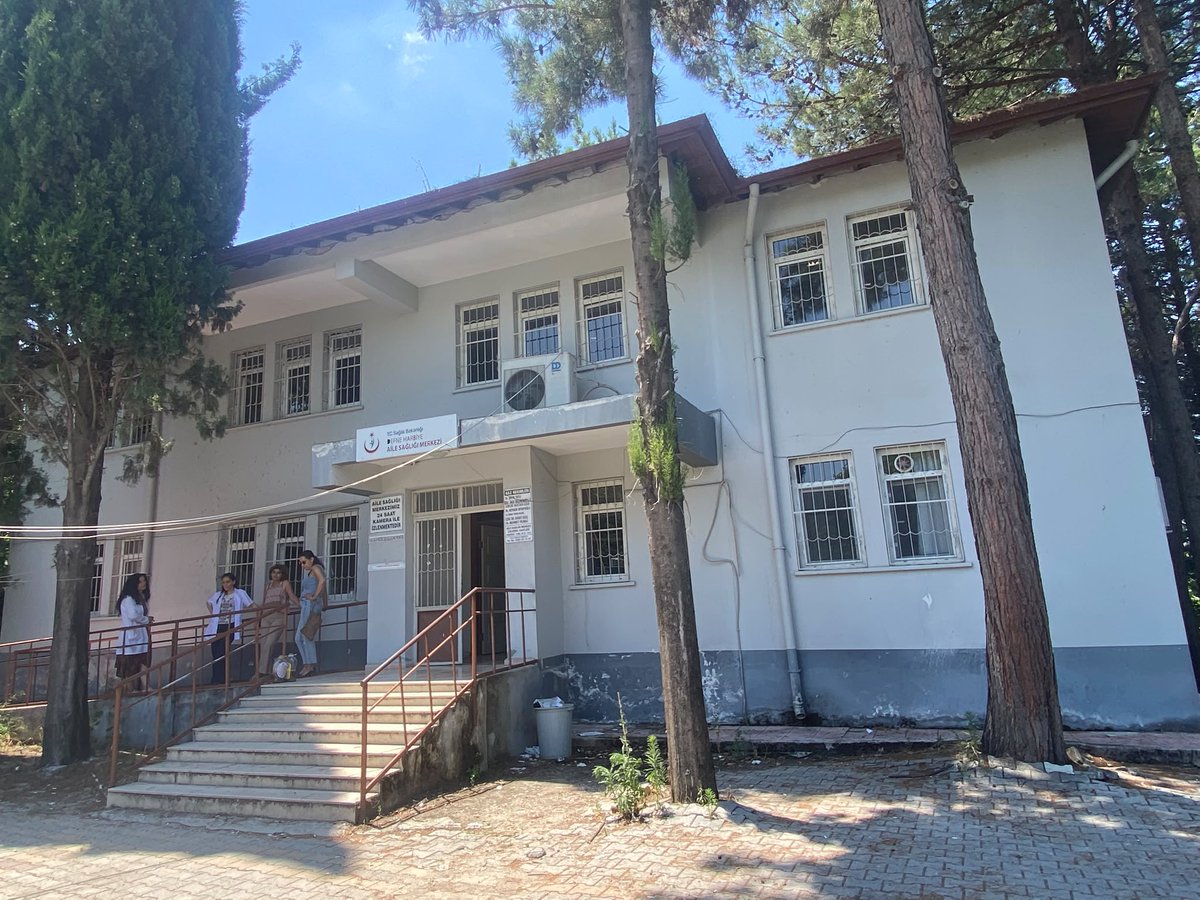 seshataysube1's tweet photo. 7 birimden oluşan ve yaklaşık 30 bin yurttaşa sağlık hizmeti sunan Harbiye Aile Sağlığı Merkezi’nde görev yapan sağlık emekçilerinin yürüttüğü tüm görüşme ve girişimlere rağmen, İl Sağlık Müdürlüğü’nün “yaptım oldu” anlayışıyla hareket etmesi sonucunda bugün ASM binasının sağlık emekçileri tarafından boşaltılması zorunlu hale getirilmiştir.

İl Sağlık Müdürlüğü tarafından geçici hizmet alanı olarak gösterilen İzmir Çarşısı içerisindeki prefabrik yapılar ise, depremin üzerinden 3,5 yıl geçmiş olmasına rağmen defalarca dile getirdiğimiz kalıcı sağlık hizmeti alanları ve kalıcı barınma alanları talebiyle hiçbir şekilde örtüşmemektedir.

Gösterilen alanın geçici nitelikte olması, 7 hekim, 7 hemşire ve 4 destek personeli olmak üzere toplam 18 sağlık emekçisi için yalnızca 10 prefabrik yapı planlanması ve yaklaşık 30 bin yurttaşın bu koşullarda sağlık hizmetine erişmesinin beklenmesi kabul edilebilir değildir.

Oluşturulan planlamaya göre hekimin muayene yaptığı alanda hemşirenin aynı anda gözlem ve takip hizmeti sunması beklenmektedir. Ayrıca gösterilen alanda personel ve yurttaşların kullanabileceği tuvalet bulunmadığı gibi, hizmet almak için gelen yurttaşların bekleyebileceği uygun bir bekleme alanı da yoktur. Depremin üzerinden 3,5 yıl geçmiş olmasına rağmen hâlâ yağmurda, çamurda ve güneş altında hem sağlık emekçilerini hem de halkı mağdur eden bu yaklaşım, kamusal sağlık hizmeti anlayışıyla bağdaşmamaktadır.

Bunun yanında prefabrik yapılarda engelli rampasının dahi bulunmaması, alanın erişilebilirlik açısından da uygun olmadığını açıkça göstermektedir.

İl Sağlık Müdürlüğünü, Harbiye Aile Sağlığı Merkezi binasının boşaltılması kararının gerekçelerini kamuoyuyla şeffaf bir biçimde paylaşmaya çağırıyoruz. Eğer binanın boşaltılmasını zorunlu kılan teknik ve bilimsel gerekçeler gerçekten mevcutsa, başta sağlık emekçilerinin güvenli ve nitelikli hizmet sunum koşulları ile sağlık hizmeti alan yurttaşların hakları gözetilerek, insan onuruna yakışır ve sürdürülebilir bir tahliye ve hizmet planlaması düzenlemesi için çağrıda bulunuyoruz
@sesgenelmerkezi
