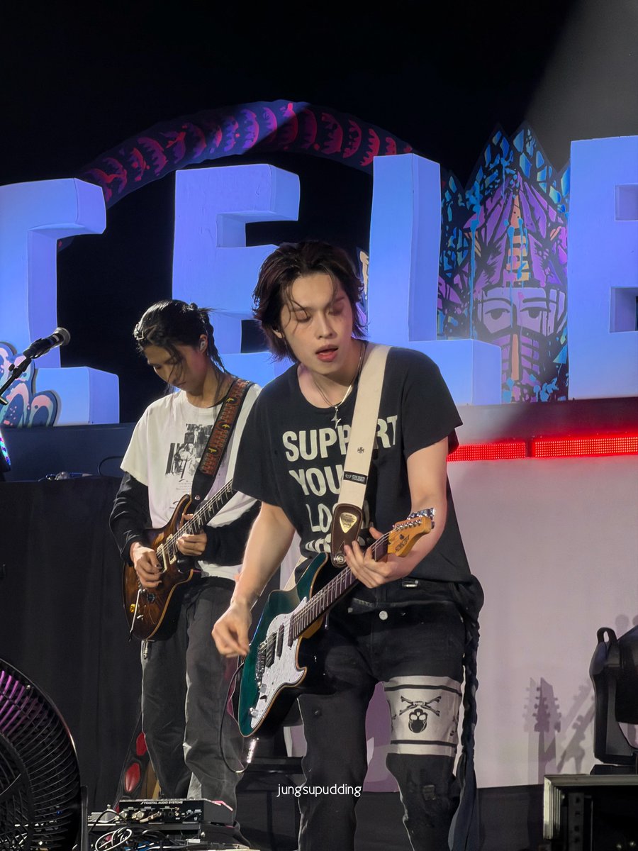 jungsupudding's tweet photo. 260703 PRAMBANAN JAZZ FESTIVAL

took off the batik

#준한 #JUNHAN #엑스디너리히어로즈 https://t.co/KQq0EXoPJH