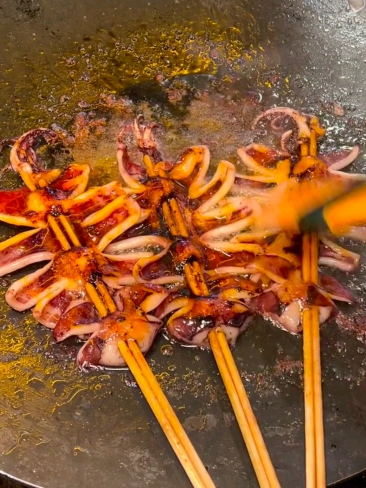 ArseniyVva's tweet photo. [Crunchy fried squid on a stick, sizzling by the roadside! Perfect quick bite for a fun night out ]， https://t.co/vkB16vRqgA