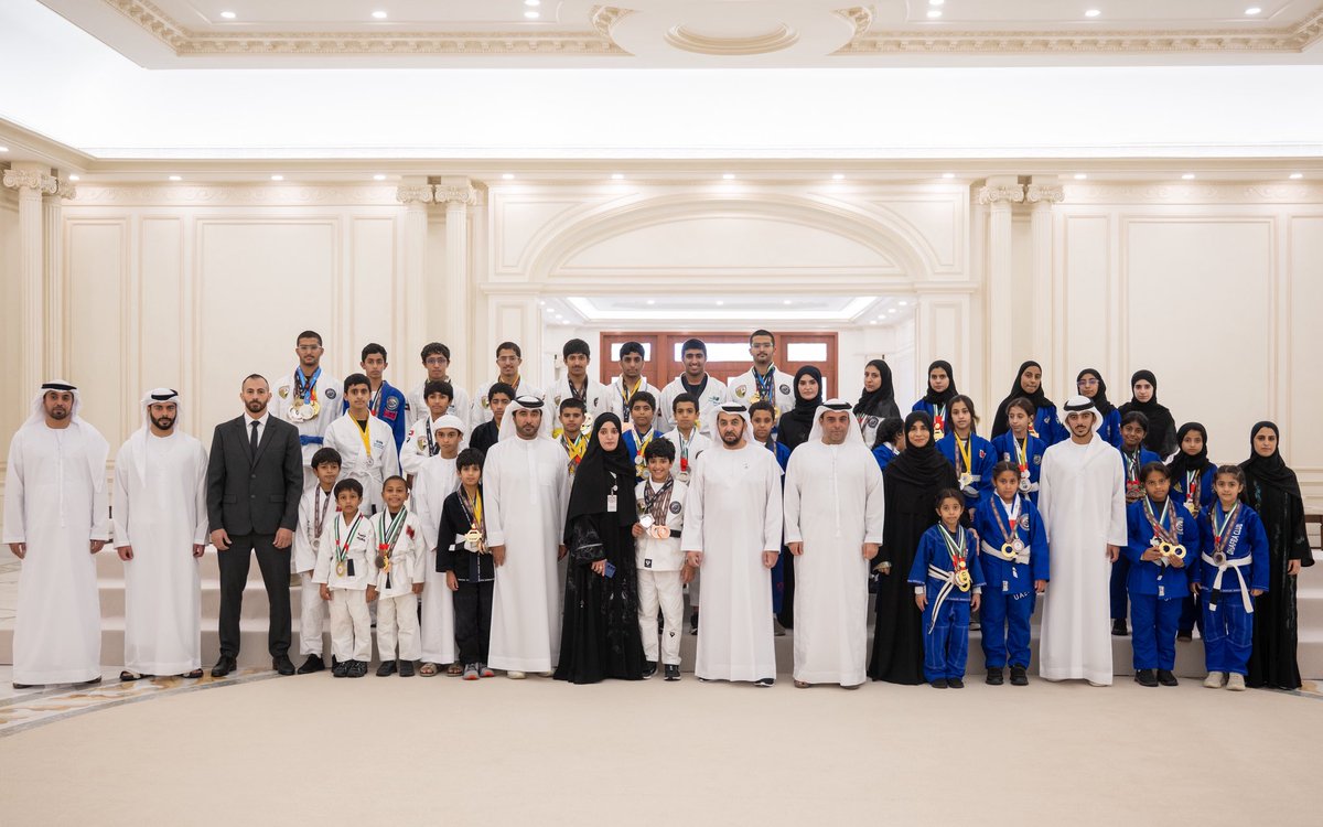 HamdanBinZayed's tweet photo. بين أهالي منطقة الظفرة، التقينا في برزة قصر الظنة عدداً من المواطنين وأبطال الجوجيتسو من أبناء منطقة الظفرة، في لقاء يجسد روح التلاحم المجتمعي والاعتزاز بالإنجازات الوطنية، ويعكس ما يحققه أبناء الإمارات من تميز يرفع راية الدولة في مختلف الميادين، ويعزز حضورها وريادتها على الساحة العالمية.