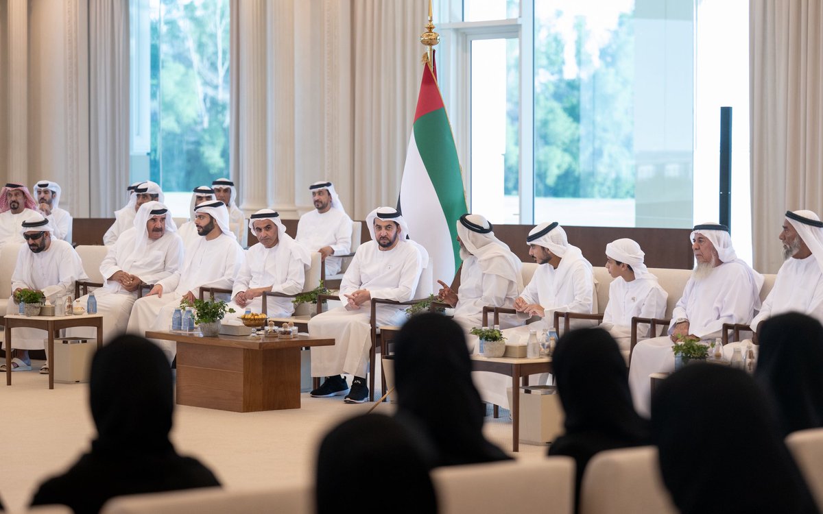 HamdanBinZayed's tweet photo. بين أهالي منطقة الظفرة، التقينا في برزة قصر الظنة عدداً من المواطنين وأبطال الجوجيتسو من أبناء منطقة الظفرة، في لقاء يجسد روح التلاحم المجتمعي والاعتزاز بالإنجازات الوطنية، ويعكس ما يحققه أبناء الإمارات من تميز يرفع راية الدولة في مختلف الميادين، ويعزز حضورها وريادتها على الساحة العالمية.