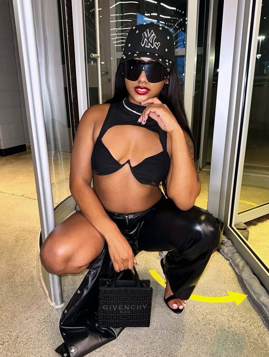 👅 tweet media