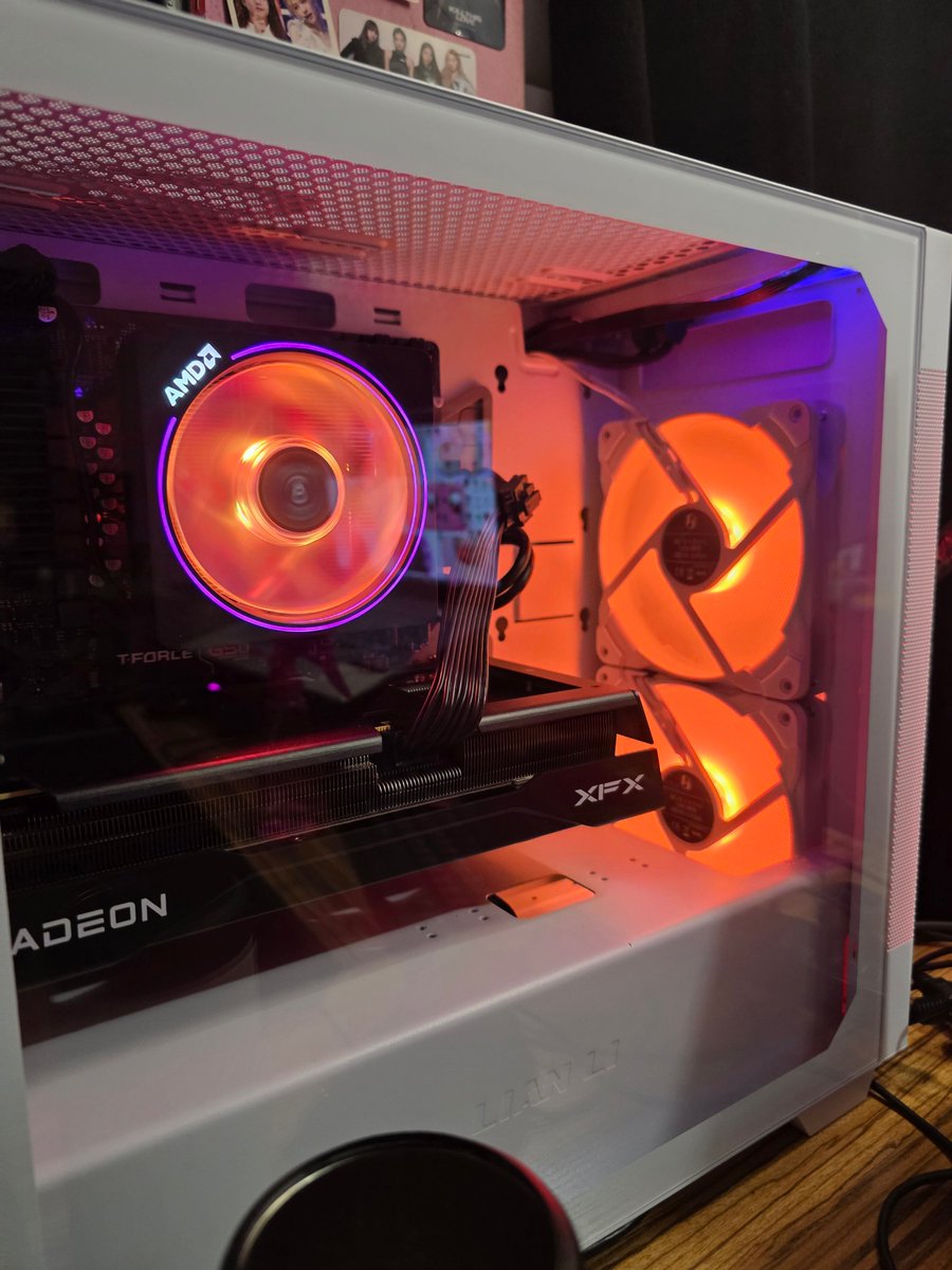 Zemyris's tweet photo. This blessed thing has made working on art and this redebut so much easier. 8 months ago, I would've never imagined a redubet, the capacity to stream in 4k &amp; playing pc games more than I ever have in my life 

Thank you to everyone who got this pc for me! ✨ https://t.co/ODNFfGHaUG