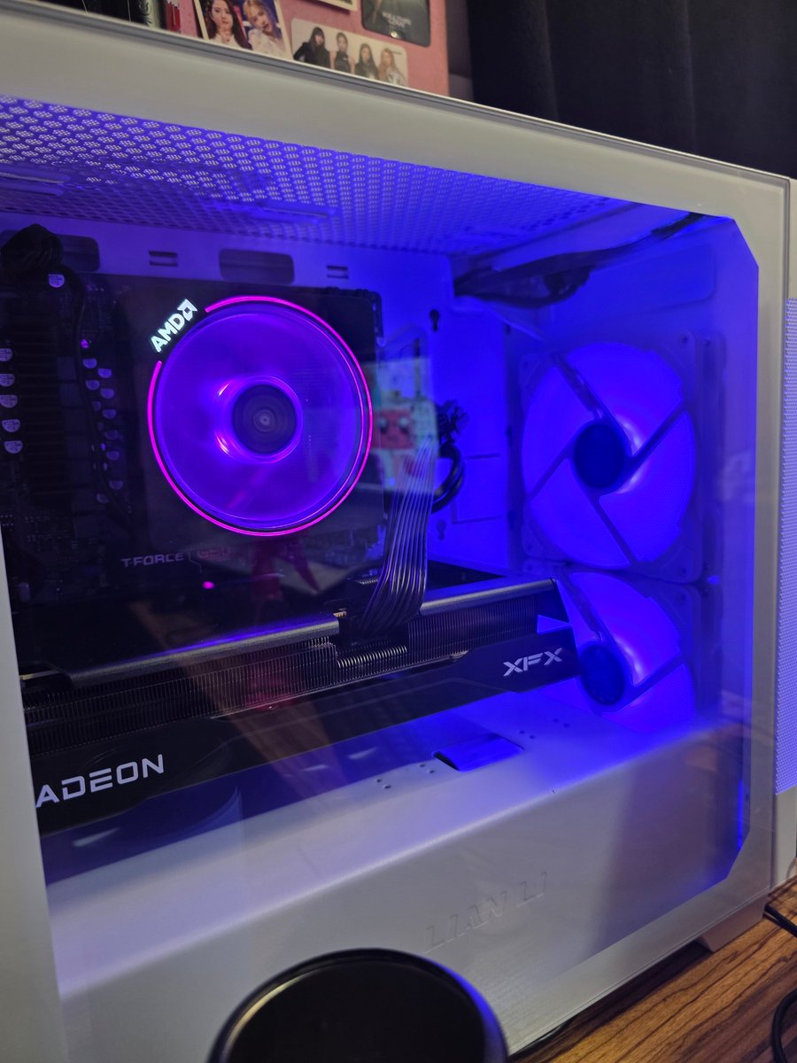 Zemyris's tweet photo. This blessed thing has made working on art and this redebut so much easier. 8 months ago, I would've never imagined a redubet, the capacity to stream in 4k &amp; playing pc games more than I ever have in my life 

Thank you to everyone who got this pc for me! ✨ https://t.co/ODNFfGHaUG