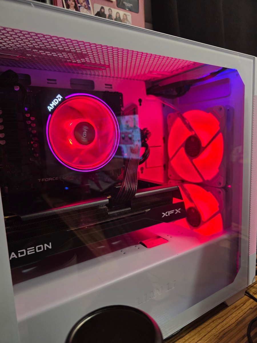 Zemyris's tweet photo. This blessed thing has made working on art and this redebut so much easier. 8 months ago, I would've never imagined a redubet, the capacity to stream in 4k &amp; playing pc games more than I ever have in my life 

Thank you to everyone who got this pc for me! ✨ https://t.co/ODNFfGHaUG