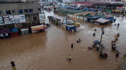cdrafrica's tweet photo. 🇬🇭 The Ghana Armed Forces will deploy personnel and equipment nationwide to desilt blocked drains, clear rivers and waterways, and remove illegal structures obstructing water channels as part of efforts to tackle flooding. https://t.co/46t0Y4iUsv