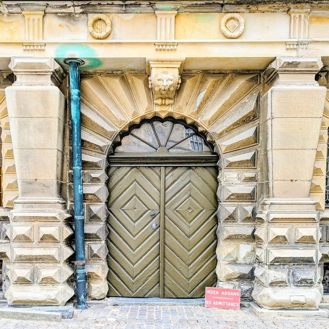 SidewalkSafari's tweet photo. Green door inside Hamlet's Castle in Helsingør, Denmark.
#Helsingør #VisitNordsjælland #Kronborg #IgersDenmark #DanishArchitecture https://t.co/92vgRmQtTl https://t.co/30jf9R0THk