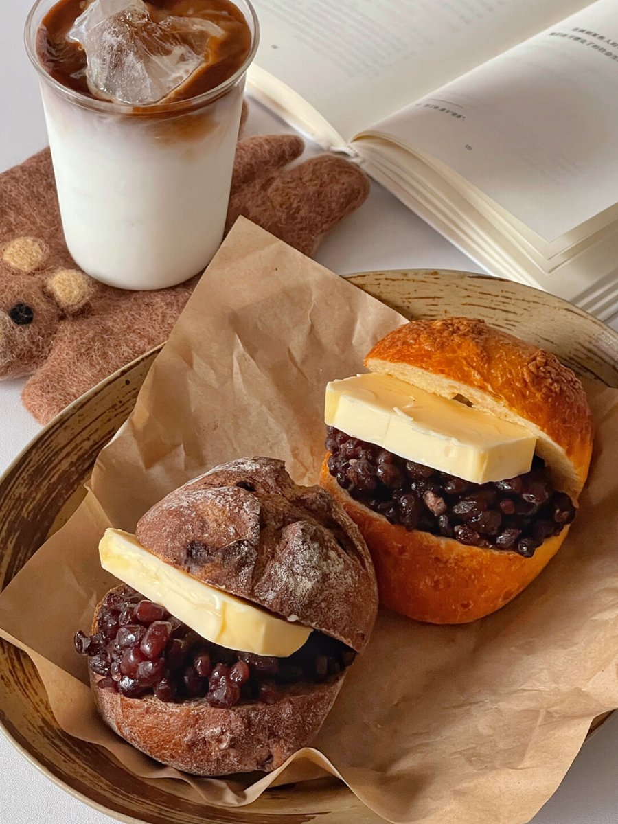 joane88's tweet photo. Just finished a cozy quick brunch  A buttery croissant with a side of fresh strawberries and iced latte — perfect little mid-week pick-me-up!， https://t.co/1JpgGFuFr0