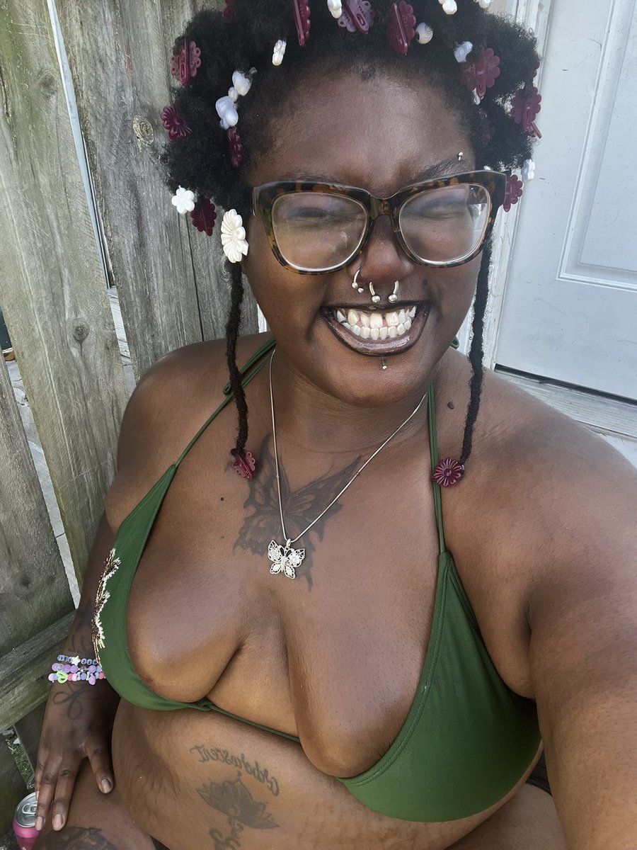 CuntFairy01's tweet photo. FUCK I LOOK LIKE SAVIN A HOE FOR BITCH IM NOT BATMAN https://t.co/qJU4lOVzR1
