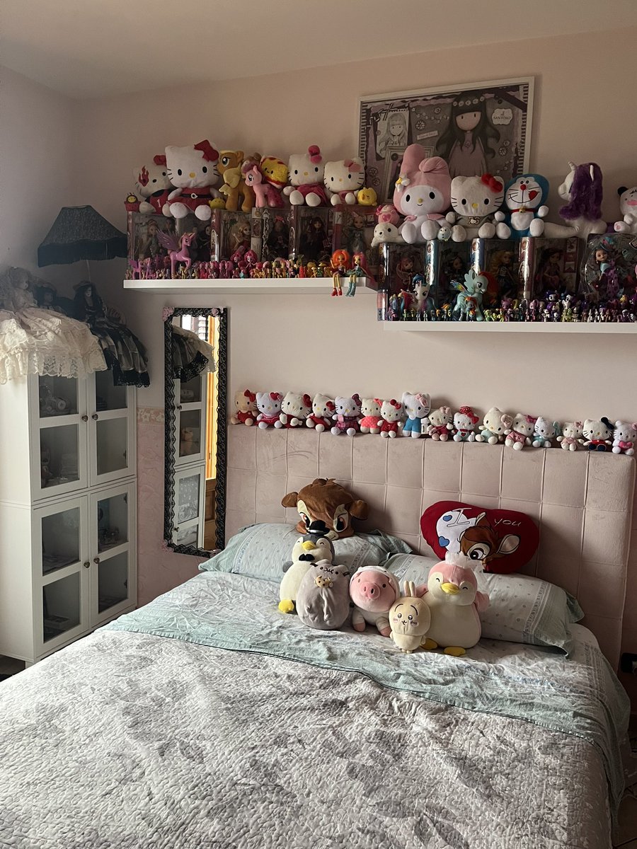 gothitellla's tweet photo. the room of a 20 yo woman 🎶 https://t.co/OMCdJqjm0I