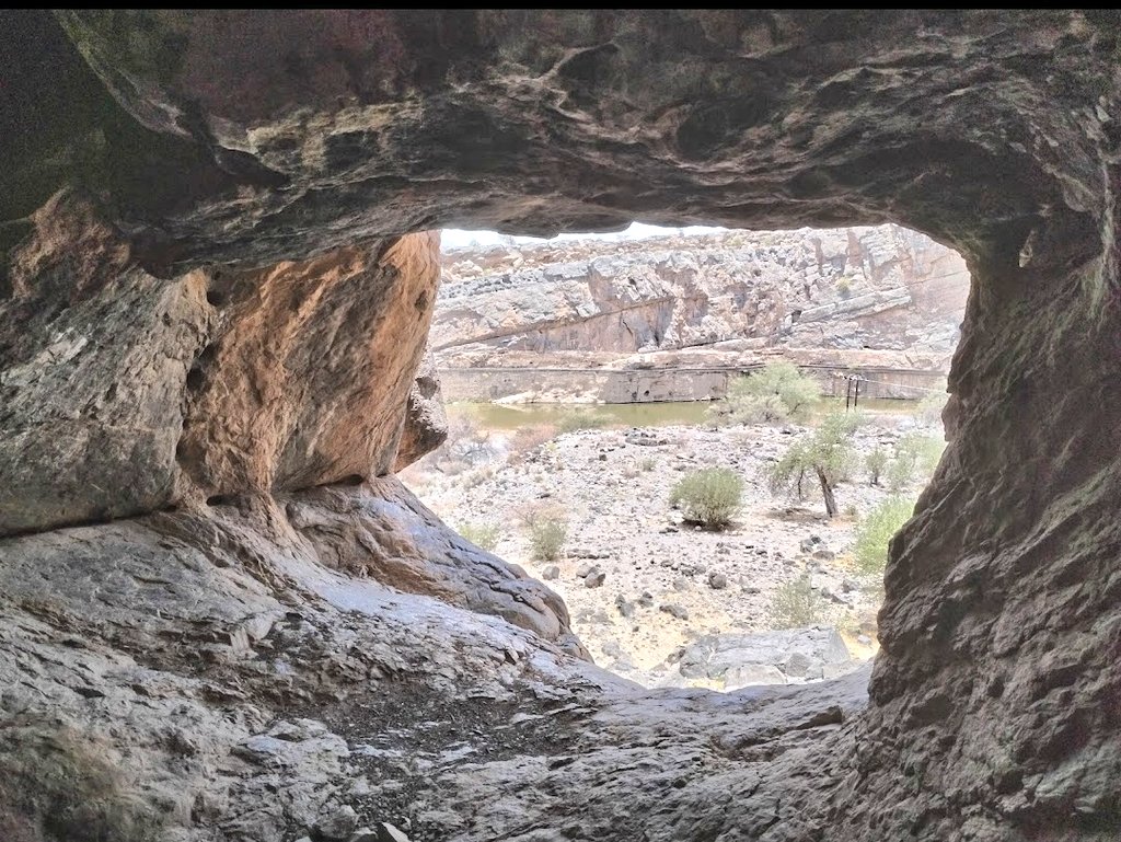 mokindi_geo's tweet photo. كهف مخيتبيّة
يتمتع مدخله بمنظر مطل على الوادي عند تنوف.. و تظهر فيه إذابة داخل جرف من العصر الطباشيري،
مع درج حجري مشيد من الأسفل،
و ما يشاع عن سماع خرير الماء منه في وقت الخصب؛يبدو أنه صدى صوت الشلالات من الضفة المقابلة..إلا أن منظومته قد تتصل بعين العيون (موثقة في تغريدة سابقة) https://t.co/LFPL5fK9GZ