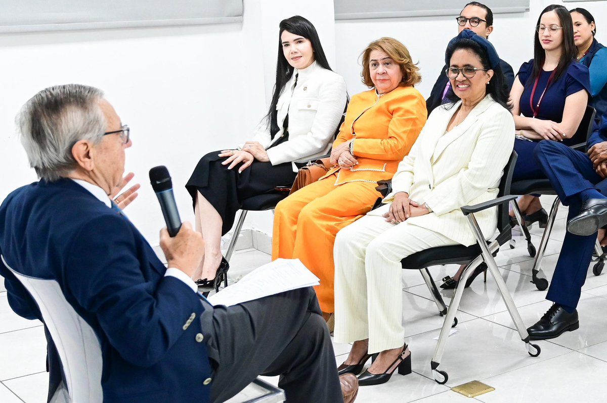 TribunalConstRD's tweet photo. Con el propósito de promover la reflexión y el análisis sobre la argumentación e interpretación jurídica, el Tribunal Constitucional realizó la conferencia «Argumentar e interpretar: principios y métodos», a cargo del Dr. Rodolfo Luis

#TCRD #Argumentaciónjurídica https://t.co/3JrFI2ZoCi