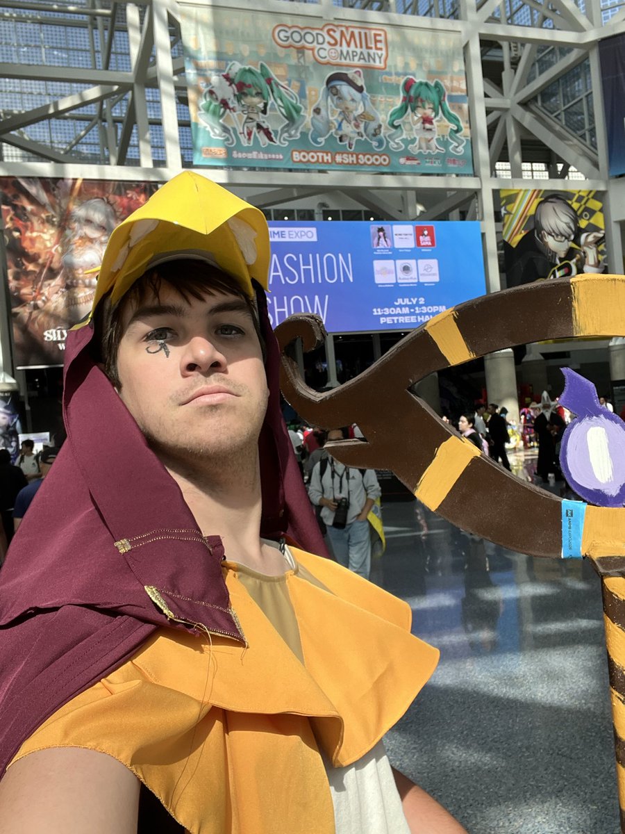 shinyumbreonI's tweet photo. Representing the Golden Cheese Kingdom here at day 2 of #AnimeExpo https://t.co/7PTFQQFTuN