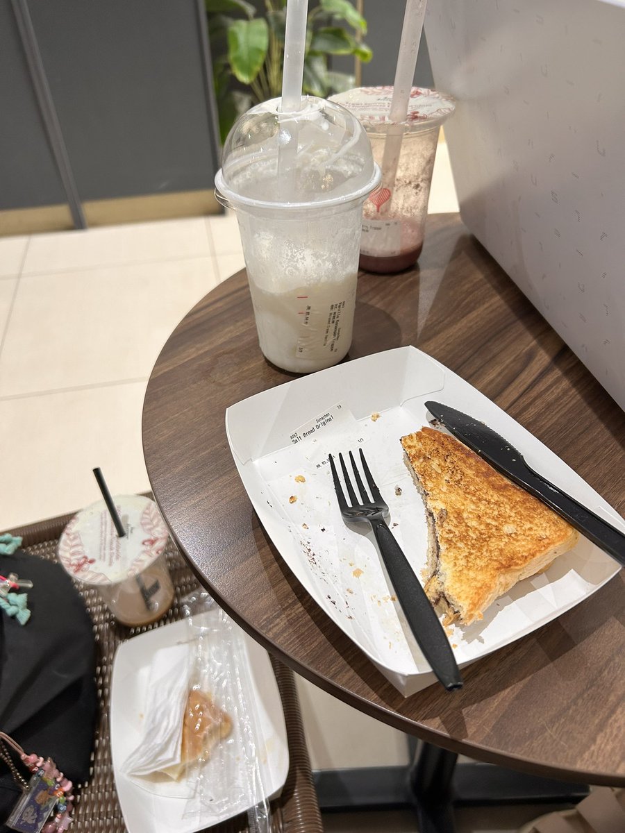 cocondts's tweet photo. capeee, pen nangis:3 too much banget seharian pindah pindah cafe buat ngerjain UAS doang yg tugasnya berlebihan itu, outputnya juga apa lah. di rumah juga masih nyicil ngerjain, apasi yang dikejar coba sama blio blio itu sampe kasi deadline sebegininya:3 https://t.co/08SIdtYC7f