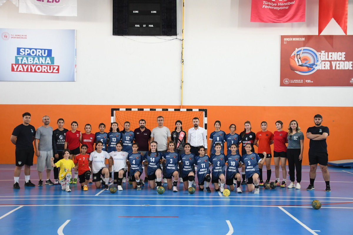 GSB_Sirnak's tweet photo. 🤾‍♂️🏆 ANALİG Hentbol Takımımıza Moral Ziyareti

İl Müdürümüz Fedai Din, İdil İlçe Müdürümüz Hamza Şiren ile birlikte, Anadolu Yıldızlar Ligi (ANALİG) Hentbol Grup Müsabakalarında tüm karşılaşmalarını kazanarak grup birincisi olan takımımızı bugün antrenmanlarında ziyaret etti.
++ https://t.co/TF3zAmrUUq