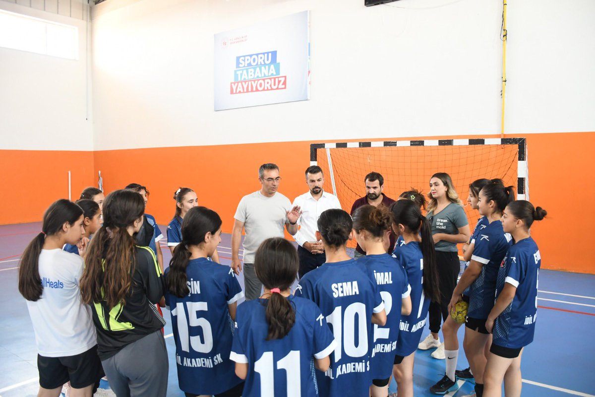 GSB_Sirnak's tweet photo. 🤾‍♂️🏆 ANALİG Hentbol Takımımıza Moral Ziyareti

İl Müdürümüz Fedai Din, İdil İlçe Müdürümüz Hamza Şiren ile birlikte, Anadolu Yıldızlar Ligi (ANALİG) Hentbol Grup Müsabakalarında tüm karşılaşmalarını kazanarak grup birincisi olan takımımızı bugün antrenmanlarında ziyaret etti.
++ https://t.co/TF3zAmrUUq
