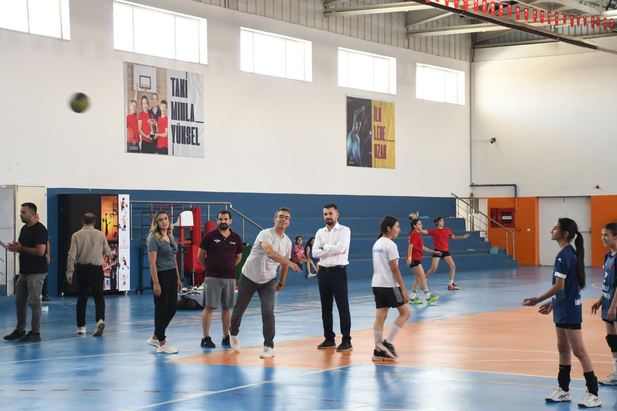 GSB_Sirnak's tweet photo. 🤾‍♂️🏆 ANALİG Hentbol Takımımıza Moral Ziyareti

İl Müdürümüz Fedai Din, İdil İlçe Müdürümüz Hamza Şiren ile birlikte, Anadolu Yıldızlar Ligi (ANALİG) Hentbol Grup Müsabakalarında tüm karşılaşmalarını kazanarak grup birincisi olan takımımızı bugün antrenmanlarında ziyaret etti.
++ https://t.co/TF3zAmrUUq