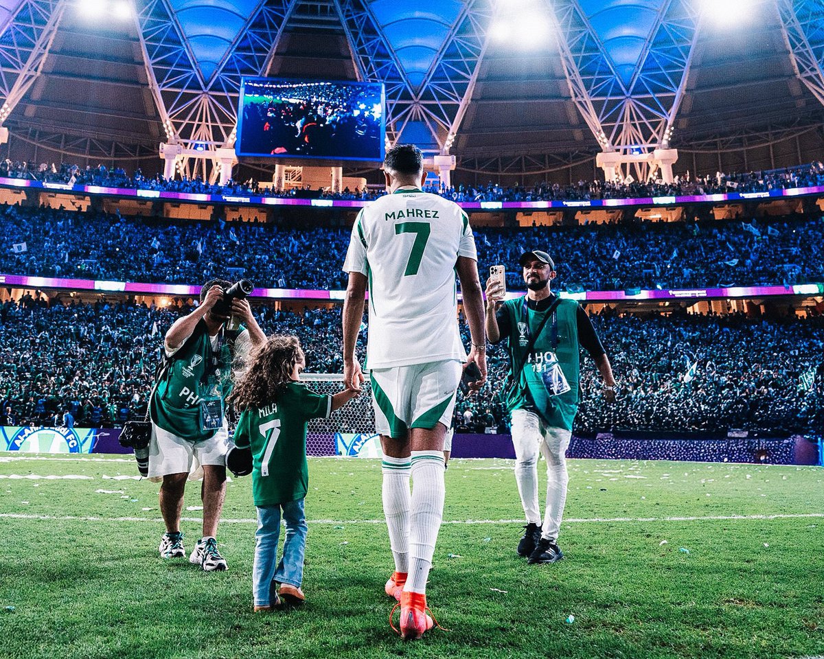 AbdullahAB000's tweet photo. قبل النخبة الاولى التي حققها الأهلي قال رياض محرز لأحد اللاعبين المحليين بعد علمه انه سيغادر الفريق :

" لا تطلع الان .. بنحقق النخبة هذا الموسم وستسجل في تاريخك " 💚

غادر اللاعب ولم يبقى وأوفى محرز بوعده وحقق الأهلي النخبة ليس مرة بل مرتين متتالية..

سواء اختلفت او اتفقت مع رحيل رياض محرز .. بكل تأكيد أن الأهلي سيفقد قائد ونجم كبير وشخصية عظيمة داخل غرفة الملابس ..

كل التوفيق للأسطورة رياض محرز في وجهته القادمة .. من الباب الكبير يا رياض ♥️💚

#الاهلي
