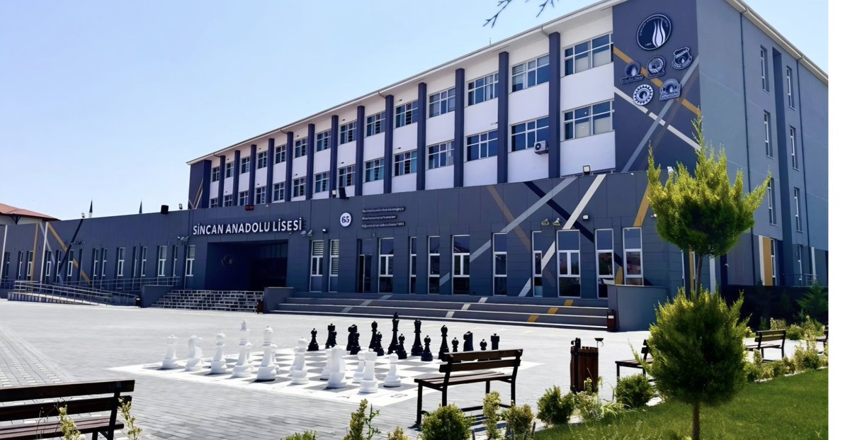 talatyavuz29's tweet photo. ***SİNCANLI MÜDÜR NE DİYOR!***

Aynı yöntemle siz seçerseniz liyakatsiz, ben seçersem liyakatli olur, diyor. Ben sizden daha iyi seçerim, çünkü ben başarılı bir müdürüm diyor.

Ben seçersem bayrağa, vatana hizmet eder, siz seçerseniz başka yerlere hizmet eder diyor! Çünkü başarılı bir müdürüm diyor. Kendi kendini başarılı ilan ediyor.

Bunları söylüyor, ancak kamuoyu söylemediklerini  öğrenince fiyakası bozuluyor. Suçsuzluk karinesi gereği biz de sabık müdürü peşinen suçlu ilan etmeyelim, uzun sürmez, soruşturmalardan ne çıkacağını elbet öğreniriz.

Anlaşılan bu çok başarılı ve fenomen müdürümüzün bazı bilgi eksiklikleri var. Yardımcı olmak isterim açıkçası:

Sn. Başarılı Müdür:

Öncelikle şunu düzeltelim, sendika üyesi olmak, laf arasında sıkıştırdığın gibi kötü bir şey değil, tam aksine sendika üyesi olmak bir dava adamı olmak demektir. İdeali uğruna inisiyatif almak, yollara düşmek, yüreği yetmeyenlere inat mücadele etmektir. Hele de sendika yöneticisi olmak yürekli insanların işidir.

Sergilediğin artistliğin dayanağı, liyakatli yönetici seçme ilkesi ve proje okul uygulamasında yaşanan tıkanıklıkla ilgilidir. Senin yücelttiğin yöntemin, mevcut uygulanan yöntemden ne farkı var? Sen kafana göre müdür yardımcısı seçebilirsin ancak seni o makama getiren, orada tutan, en küçük olayda hesap sorulan yetkililer müdür yardımcısı seçemez, öneremez öyle mi?

Bin kere yazdık, bir kere daha yazalım, “En iyi yönetici seçme yöntemi sınavdır.” söylemi, kocaman bir masaldan ibarettir. 

Belli süre öğretmenlik, mevcut durum tespitini yapan ek 1, sınav ve yüzde 15 olur 25 olur sözlü puanı ile seçilen, eğitime alınan, yetiştirilen ve yıllara göre değil başarıya göre yükseltilen bir yöntem en doğru sonucu verecektir. Uzun yılların birikimi ile bunu bilir bunu söylerim. Gerisi masaldan ibarettir.

Proje okullarla ilgili ise sayıları keşke bir yerden sonra sabitleyebilseydik. Önemli okullardır. Başarılı çocuklarımızı, becerikli yöneticilerimizin organizasyonuyla iyi öğretmenlerimizle geleceğe hazırlama çabasıdır. Önemli bir eğitim hamlesidir. Belli bir sisteme oturacaktır.

Eğitimde yeni hamle, proje okulları boğmakla değil Anadolu liselerinin sayısını azaltarak meslek liselerinin sayısını ve başarısını artırmakla yakalanacaktır. Sn. Başarılı Müdür, sana değer vererek arayan sendika temsilcisi, böylesine büyük bir teşkilat hafızası ve aklıyla aramıştır muhtemelen. Keşke, yüreğin yetseydi de atanan ve kim olduğunu bilmediğin yeni müdür yardımcılarını liyakatsiz ilan etmeseydin. 

İstifa bir tercihtir, ancak bu alanda şov yapmak ve yapı, liyakat, bayrak vs. büyük laflar etmek sorumsuzluktur. Üç günlük sahte şöhret için bir sürü zahmete katlanmış, tıraş olmuş, giyinmiş, video çekmiş, basın açıklaması yazmışsın. Boşuna yorulmuşsun. 

Okullarımızda işini yapan, başarıdan başarıya koşan binlerce başarılı müdürümüze selam olsun.