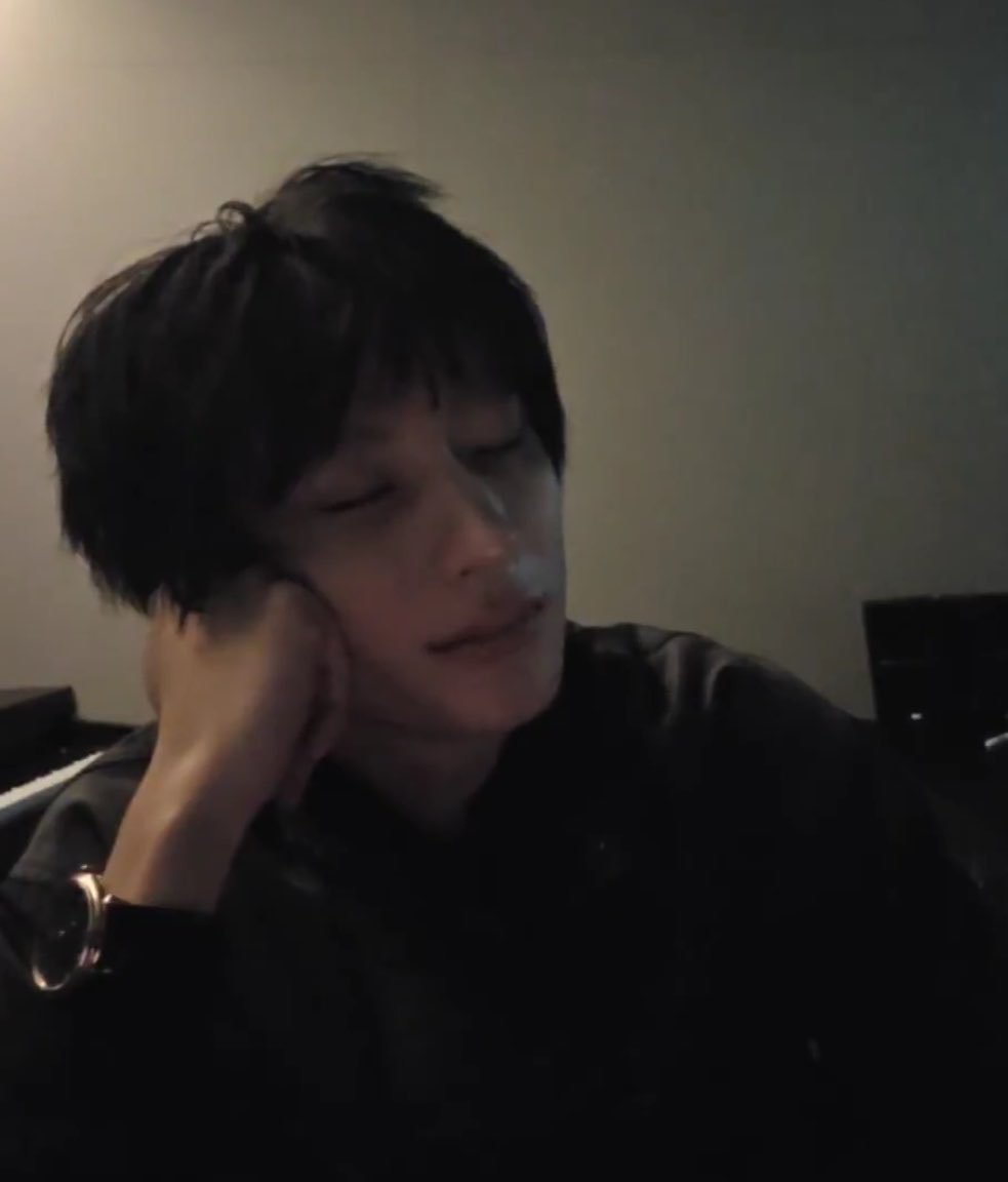 wontonaegi's tweet photo. #anton hot takes from today's live:

- he said he doesn't know what a twt account or spapchat is.
- he said it's sad that kids' new content is AI talking fruits and that he wishes they'd go back to watching spy kids
- he said it's not like he shaved his eyebrow he just bleached them because... why not? (so please stop giving him a hard time about it)
- said he doesn't wanna watch backrooms and called us a freak for tell him to watch it "I AIN'T GONNA BE WATCHING THAT BRO" 
– he listened dua lipa and adsison rae.