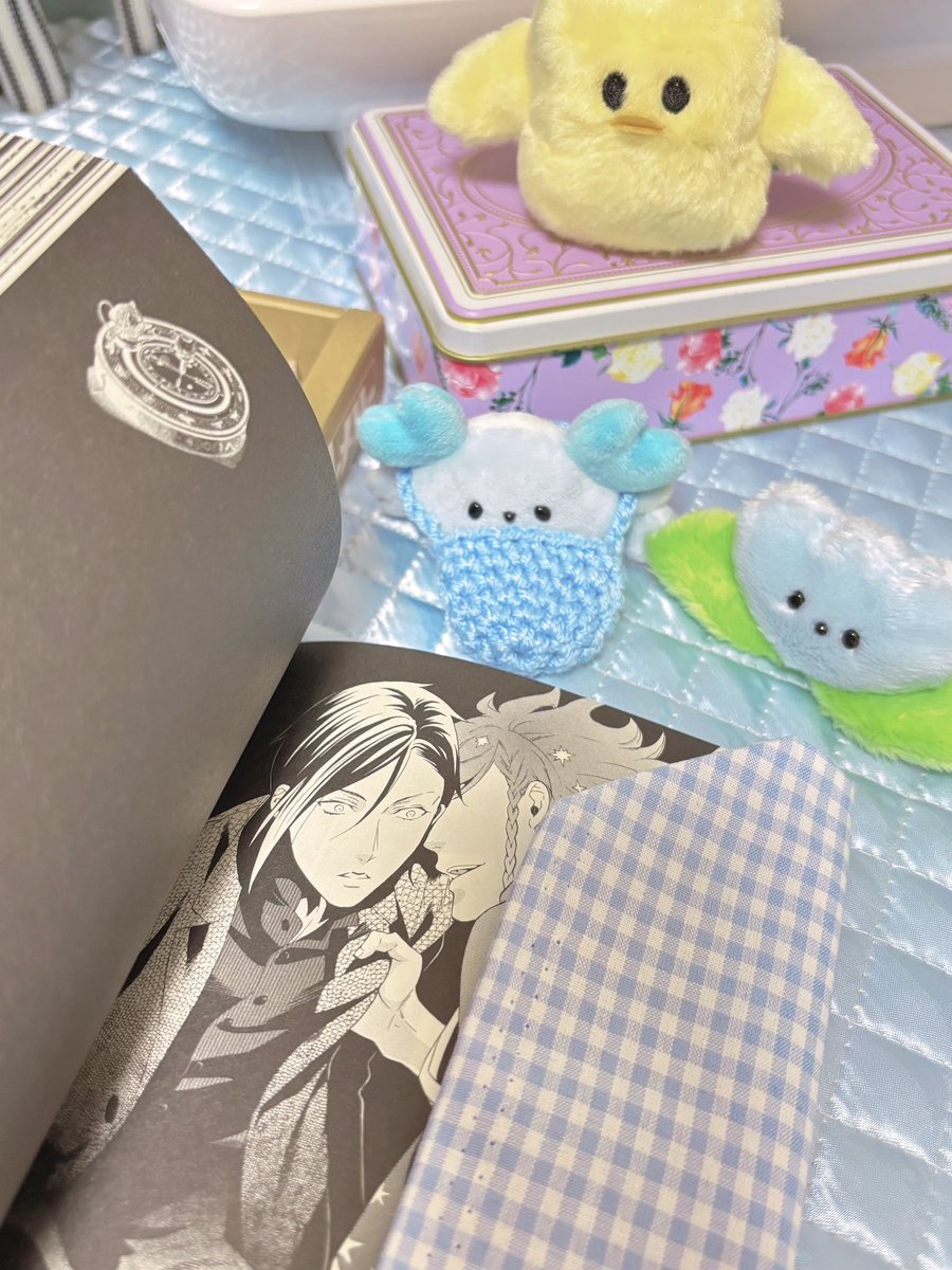 null_yuuu's tweet photo. きょうのしゅげ〜🐥🦀🌷
てきとうにブックカバーこさえた📚
自分のだからどうでもいいや〜と思って
まじでてきと〜に作ったら生地の端攻めすぎちゃってて苗〜🌱

しかしセバスチャンかっこよすぎんか…
どこへでも持ち歩いて摂取してやる… https://t.co/qrmO5j4GM3