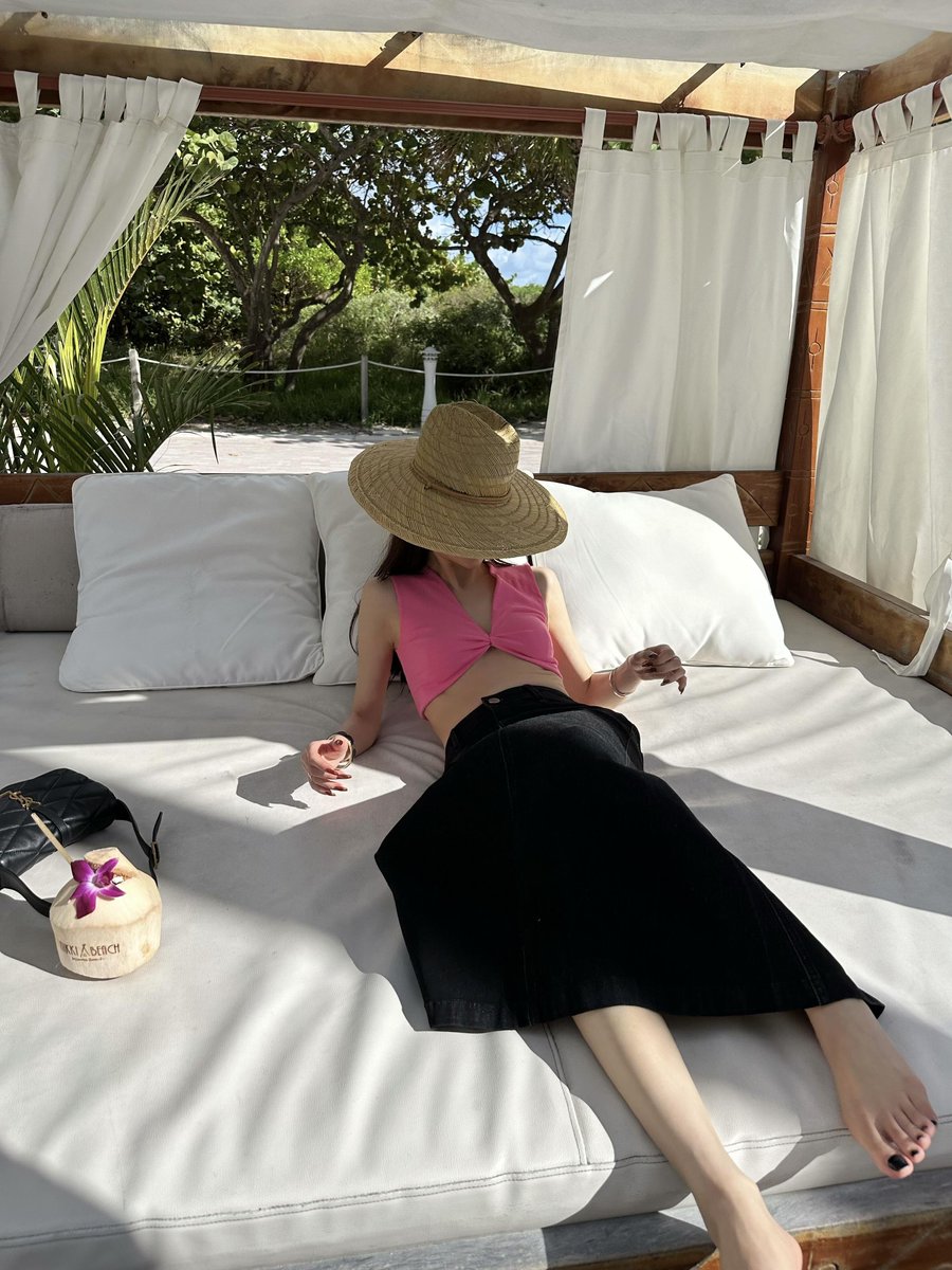 MaddyInBloom's tweet photo. In the midst of the tree shadows and the gentle breeze, doing nothing is also an answer to life. https://t.co/8eNjkXvEhl