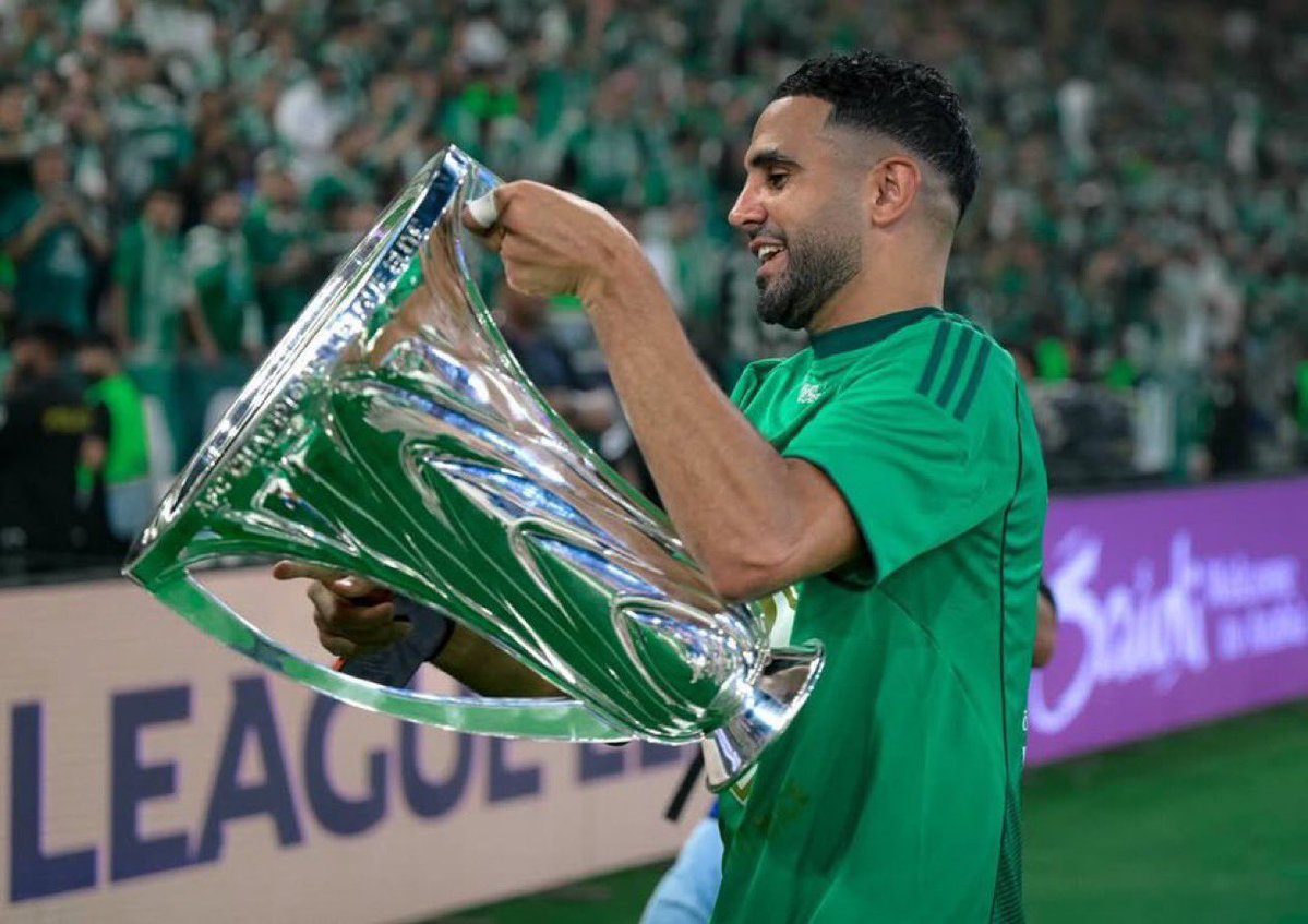 football_li5's tweet photo. 🚨 — رياض محرز خلال 24 ساعة..

• غادر مع منتخبه من دور الـ 32 من كأس العالم

• أعلن رسميًا إعتزاله كرة القدم دوليًا

• تم فسخ عقده مع نادي الأهلي السعودي https://t.co/z3q3A6Tr2y