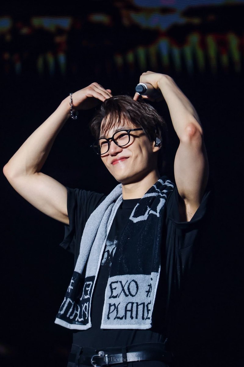 imnaebby's tweet photo. @oohnaem #EXhOrizonInManila DAY 1 https://t.co/NC6wXM1CTK