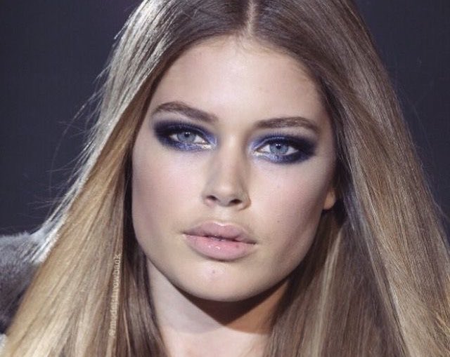jiaa_xo's tweet photo. dark blue smokey eyeshadow featuring makeup looks, from Versace fall/winter 2006 https://t.co/Uk2TfHy01K