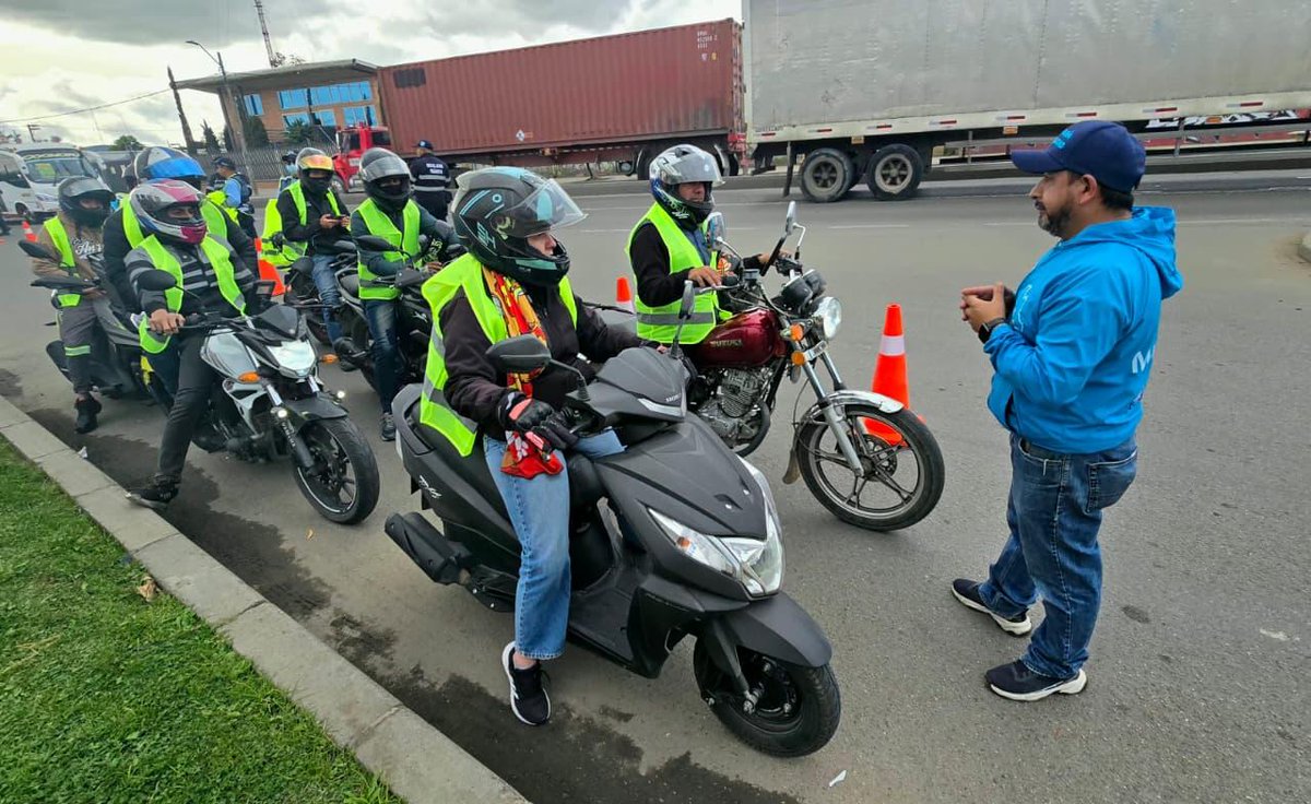 MovilidadCundi's tweet photo. 🚦 La #GiraRutaSegura continúa recorriendo Cundinamarca y, en esta oportunidad, llegó a #Funza.

Durante la jornada desarrollamos actividades de sensibilización en seguridad vial y entregamos chalecos reflectivos, con el propósito de mejorar la visibilidad y fortalecer la seguridad en las vías.

🚆 Contamos con el acompañamiento de @efrcundinamarca y @AlcaldiaFunza , quienes compartieron información sobre el proyecto #RegioTramOccidente y su impacto en la movilidad de #SabanaOccidente.

¡Seguimos recorriendo Cundinamarca para promover una movilidad más segura y responsable para los cundinamarqueses!