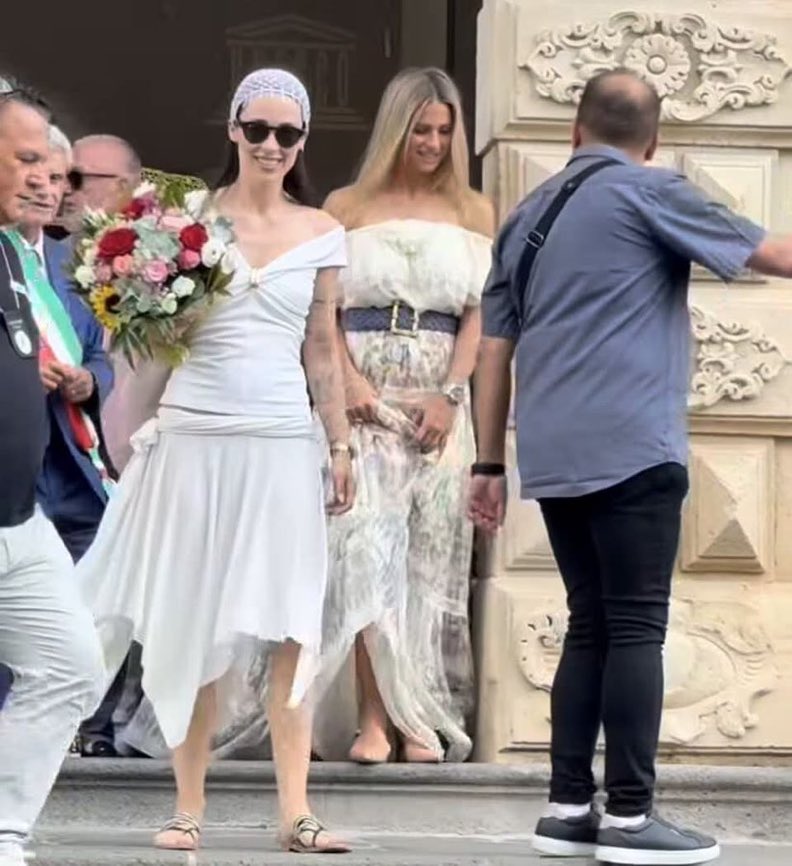 Unadolcestronza's tweet photo. Visto che non si può dire nulla sul matrimonio della bionda commenterò il matrimonio di Aurora e sinceramente non so cosa salvare ma la cosa più horror sono sicuramente le scarpe 
(è solo la cerimonia in comune) https://t.co/0TdBrEQhrd