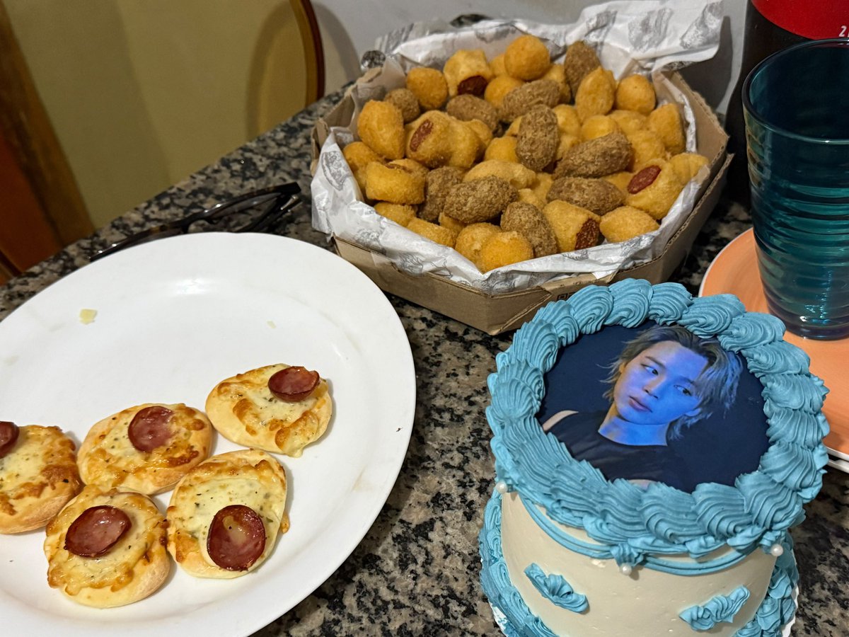 stillwithjgk's tweet photo. ERA A SURPRESA DE ANIVERSÁRIO DO MEU AMOR QUE EU PREPAREI https://t.co/PMS5OzTIAb