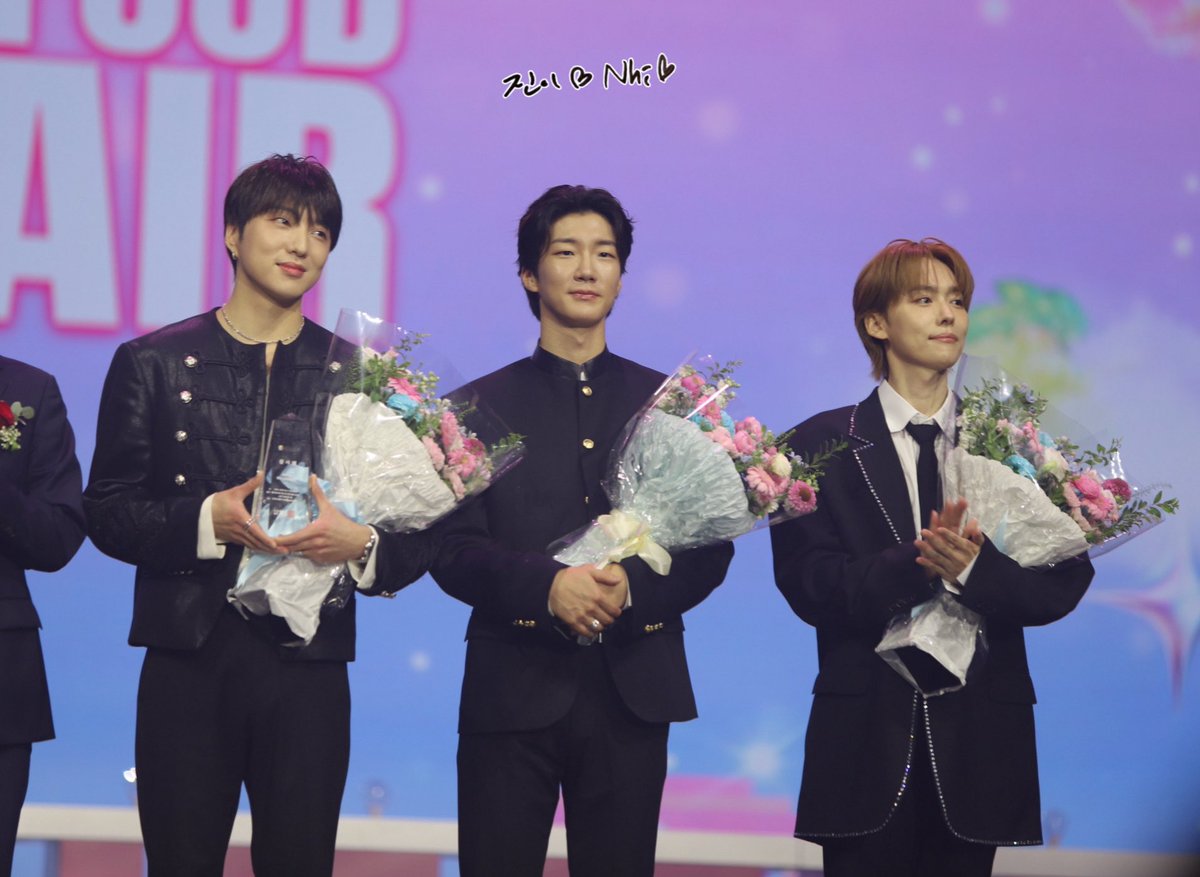 jin2jinu's tweet photo. 260703 KBEE in Hanoi
오늘 오빠들 비주얼 진짜 와 욕만 나옴 개잘생겻어💐💐💐
#위너 #김진우 #강승윤 #이승훈
#WINNER #JINU #YOON #HOONY
@official_jinu_ @official_yoon_ @official_hoony_ https://t.co/dLOZsH1nJh