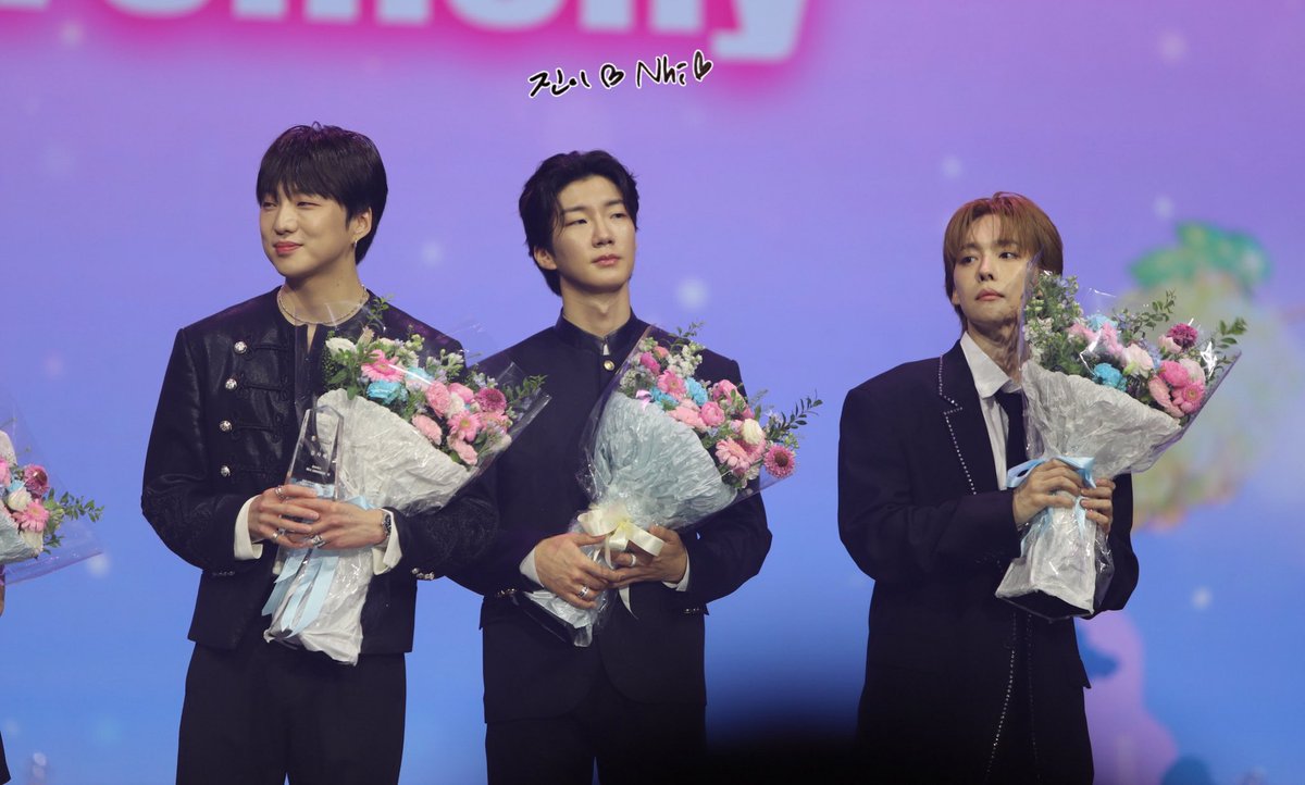 jin2jinu's tweet photo. 260703 KBEE in Hanoi
오늘 오빠들 비주얼 진짜 와 욕만 나옴 개잘생겻어💐💐💐
#위너 #김진우 #강승윤 #이승훈
#WINNER #JINU #YOON #HOONY
@official_jinu_ @official_yoon_ @official_hoony_ https://t.co/dLOZsH1nJh