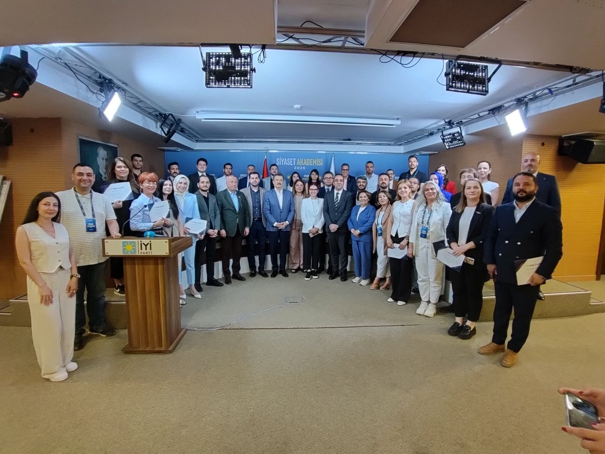 iyiparticanka's tweet photo. İYİ Partimizin 2. Dönem Siyaset Akademisi Sertifika Töreni'nde, Çankaya İlçe Başkanımız Sayın Özge Özbelen, Siyaset Akademisi Sertifikası'nı aldı.

Sertifikalarını almaya hak kazanan tüm öğrencilerimizi gönülden tebrik ediyor, başarılarının devamını diliyoruz.

Akademinin düzenlenmesinde emeği geçen Genel Başkan Yardımcımız Sayın Volkan Yılmaz'a, Genel İdare Kurulu Üyemiz Sayın Elif Loğoğlu'na ve katkı sunan herkese teşekkür ediyoruz.

Bilgiyle güçlenen kadrolarımız ve liyakat anlayışımızla; eğitimli, donanımlı ve güçlü teşkilatlar için çalışmaya, eğitime ve gelişime destek olmaya devam edeceğiz.

@MDervisogluTR
@volkanyilmaz
@eliflogoglu 
@YenerYILDIRIM06 
@ozgeozbelen