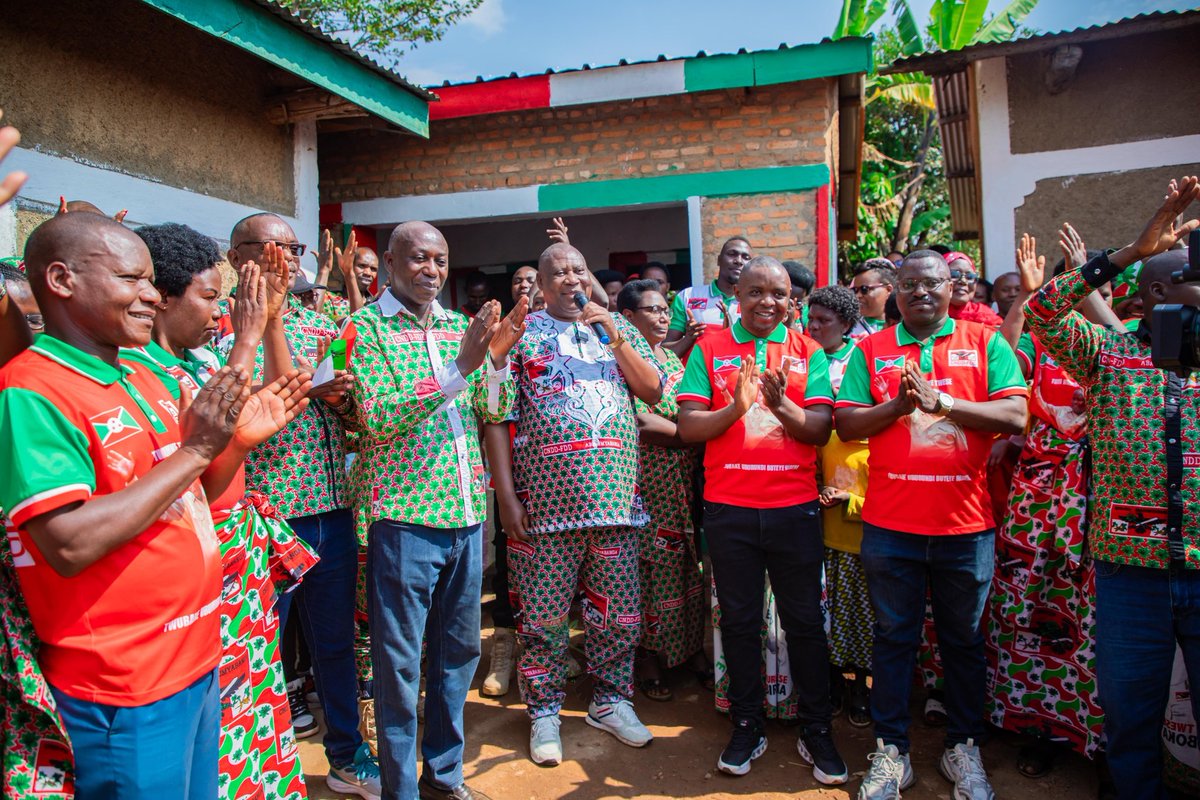 CnddFddGitega's tweet photo. 2/2 Ivyo bikorwa vyatewe Iteka n'umunyamabanga w'umugambwe @CnddFddGitega Hon. #Georges_Nshimirimana , imvukira zikorera ahandi, abashingamateka n'abakenguzamateka.
Umunyamabanga w'Umugambwe muri komine #Deo_Niyonkuru yashimiwe kubwira afise, yaciye ahabwa urupapuro rw'iteka https://t.co/P0Cv1s79mO