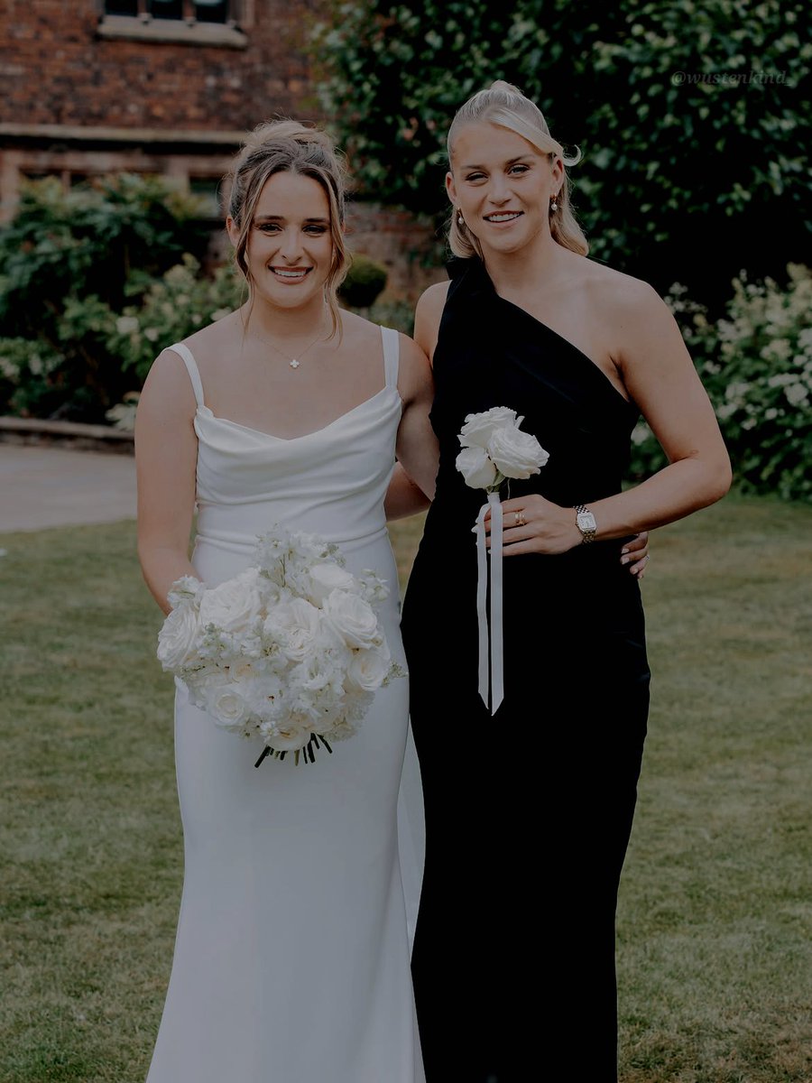Wustenkind_'s tweet photo. A magical day, congrats bestie. https://t.co/iOYLRW4k8U