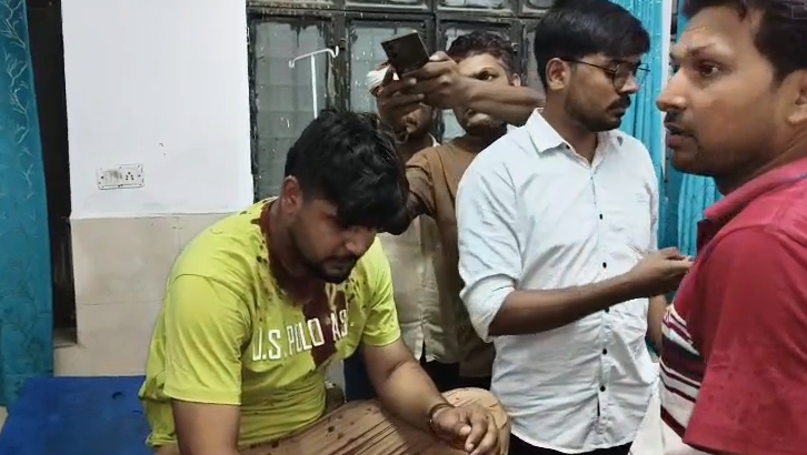bstvlive's tweet photo. अलीगढ़ : लोहे की रॉड से युवक पर हमला
➡️घटना के बाद हमलावर दबंग फरार
➡️पुलिस ने घायल को अस्पताल भेजा
➡️टप्पल इलाके के कस्बा स्थित बाजार की घटना
#Aligarh #Tappal #CrimeNews @aligarhpolice @Dm_Aligarh @rangealigarh @Uppolice https://t.co/No4jodIcOK