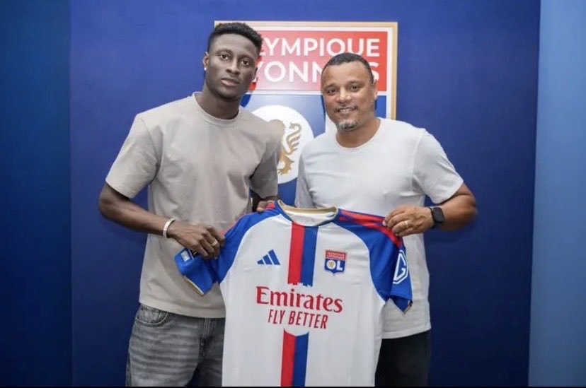 MediaOL7's tweet photo. Et de 5 ! 🔴🔵

Mohamed Ouedraogo signe officiellement à l’OL ! ✅

Contrat de 5️⃣ ans pour le latéral gauche burkinabé. ✅ https://t.co/XdDuf6EeyT