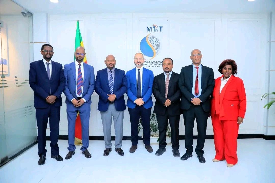 amado_tedla's tweet photo. Huge news for East Africa! Apple Inc. is in strategic talks with Ethiopian officials to expand its market presence and boost the local digital economy. Incredible to see the country's rapid tech transformation unfolding! #DigitalEthiopia #Apple #Innovation https://t.co/PbmTe9x1Xl