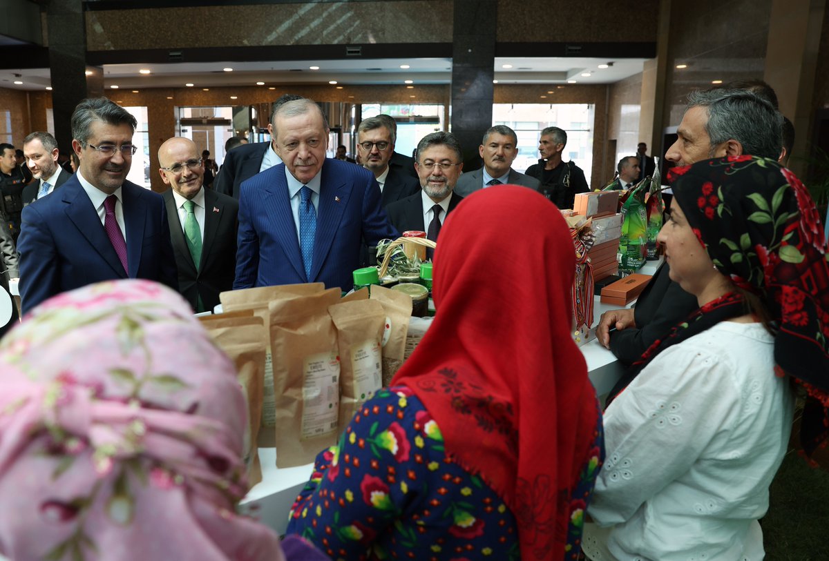 RTErdogan's tweet photo. Ziraat Bankası Tarım Ekosistemi Buluşmalarının 5’incisinde çiftçi kardeşlerimle bir araya geldik.

Buluşmamızın ülkemiz, çiftçi ve üreticilerimiz için hayırlara vesile olmasını diliyor; ülkemizin dört bir yanındaki çiftçi kardeşlerimin her birine selamlarımı gönderiyorum. https://t.co/mkB1Aji2oC